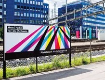 Bahnhofsschilder mit buntem Streifenmuster in Berlin