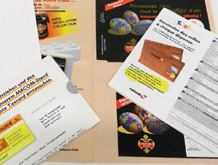 Mehrere beigelegte Broschüren und Flyer auf einem Tisch