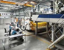Industriehalle mit Maschinen und Arbeitsstationen