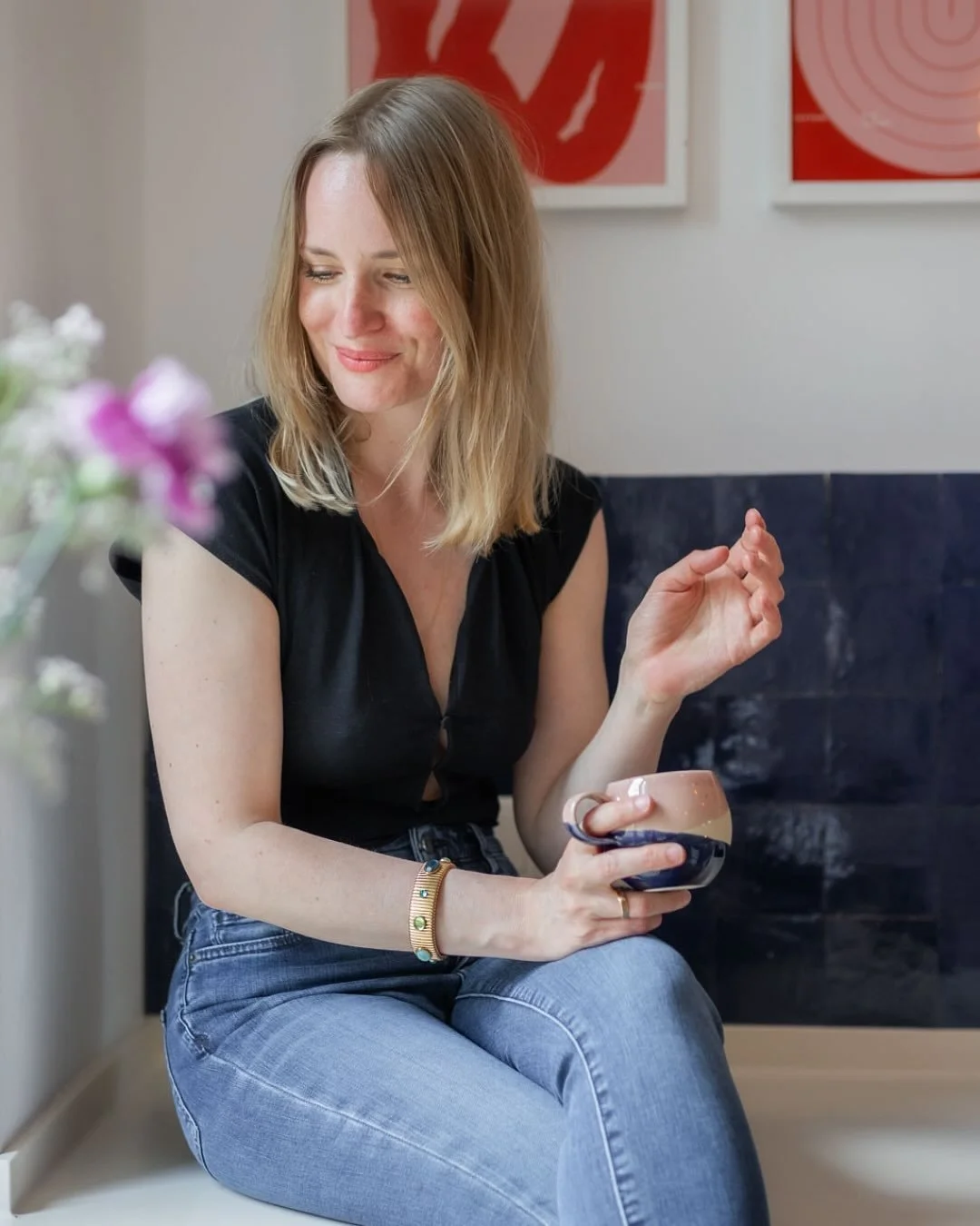 Ich bin gerne sichtbar. Aber nicht auf Knopfdruck.
Nicht in Reels. Nicht in Dauer-Performances.
Sondern in echten Momenten. Mit echten Menschen.

Wir leben in einer Welt, in der Echtheit zur Ausnahme wird.
Oft zeigen wir, was wirkt &ndash; nicht was 