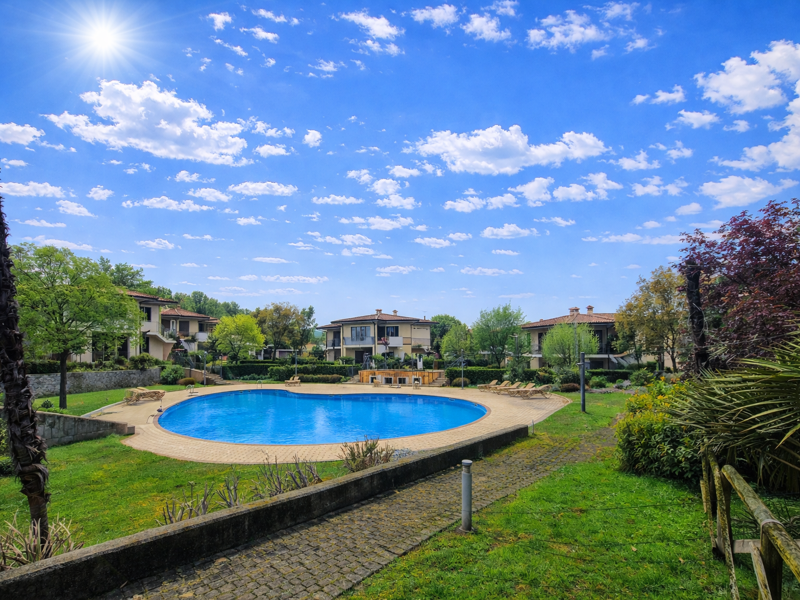 Piscina con camminamento-800x600 - Andrea Macchi.png