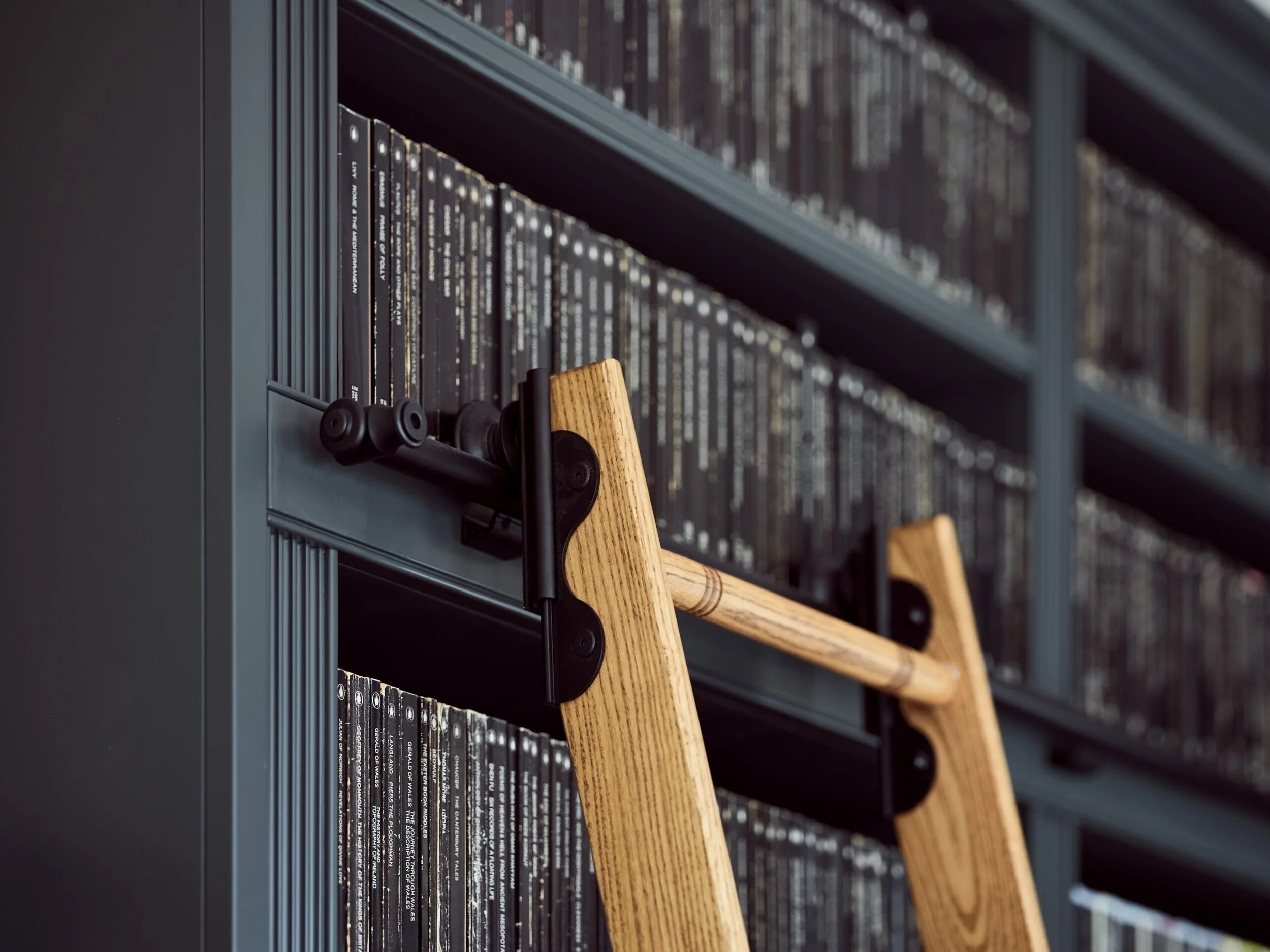 Georgian_Townhouse_Bath_Bookcase_Detail.jpeg