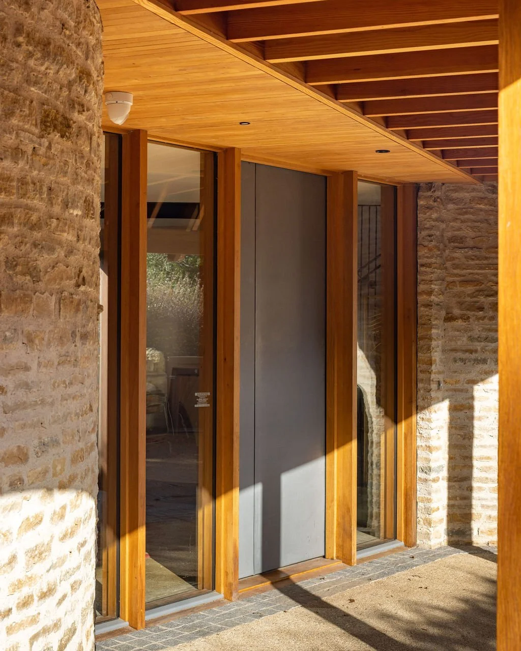 Zollinger_Roof_House_Wiltshire_Entrance_Porch.jpg