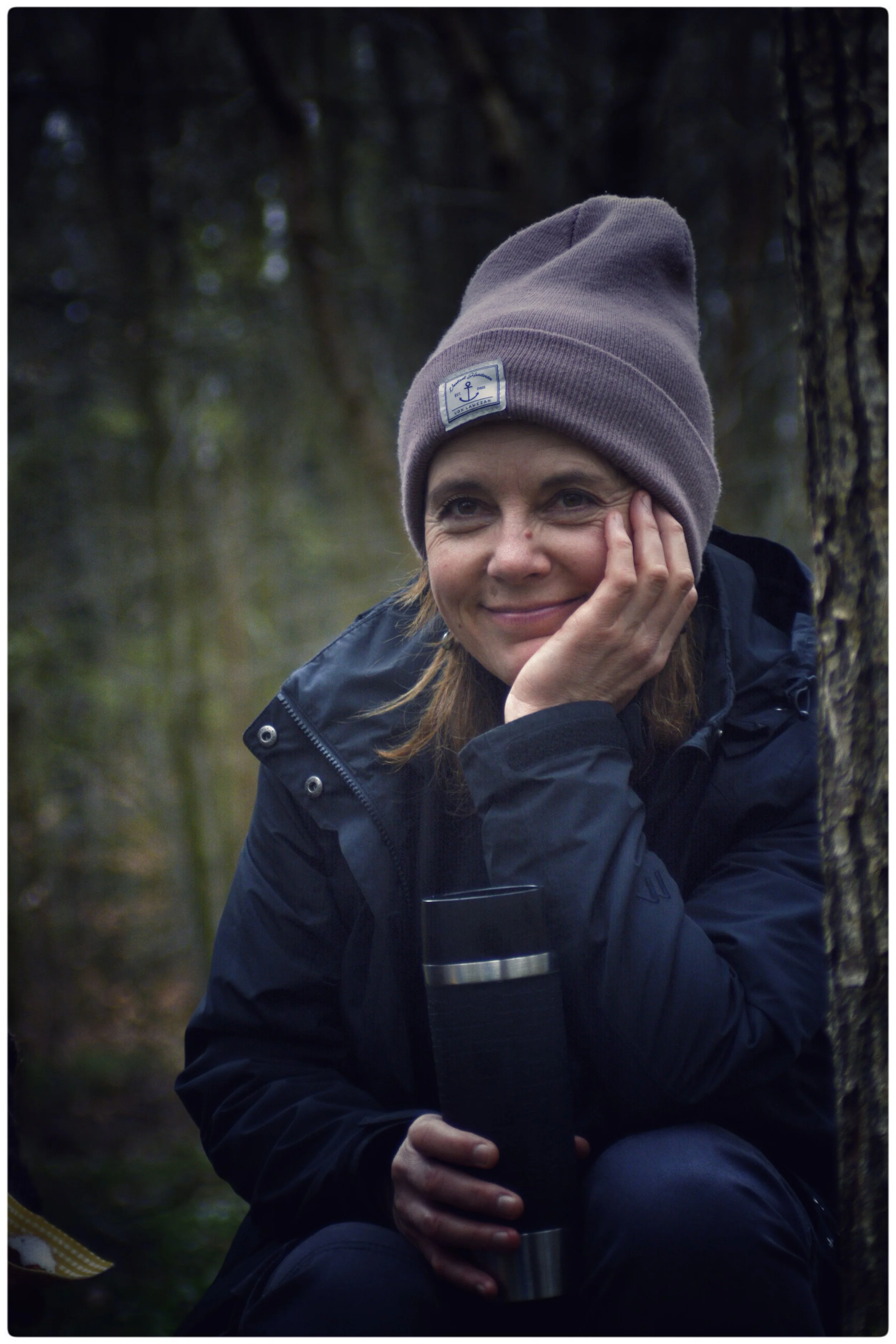 Porträt von der Ute Kasperowski. Sie hat einen freundlichen Gesichtsausdruck und trägt herbstliche Outdoorkleidung.