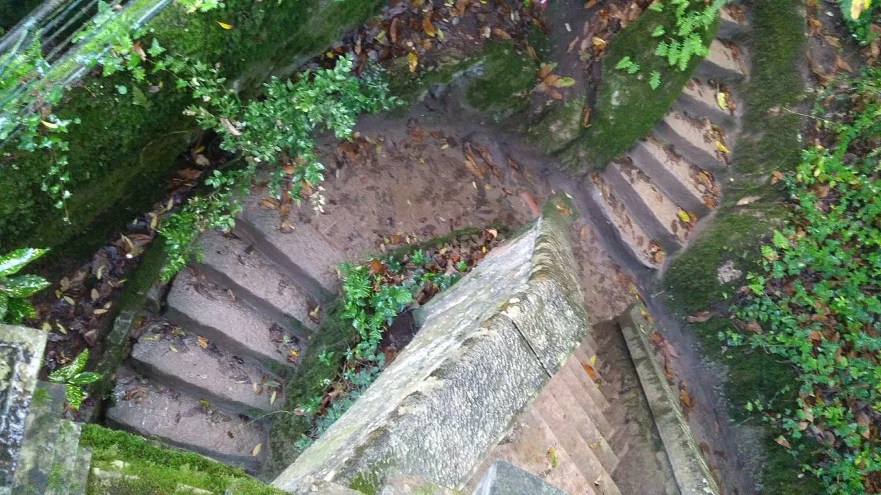 aus der Vogelperspektive kann man verschiedene geschwungene treppen aus Stein sehen, die in unterschiedliche Richtungen führen