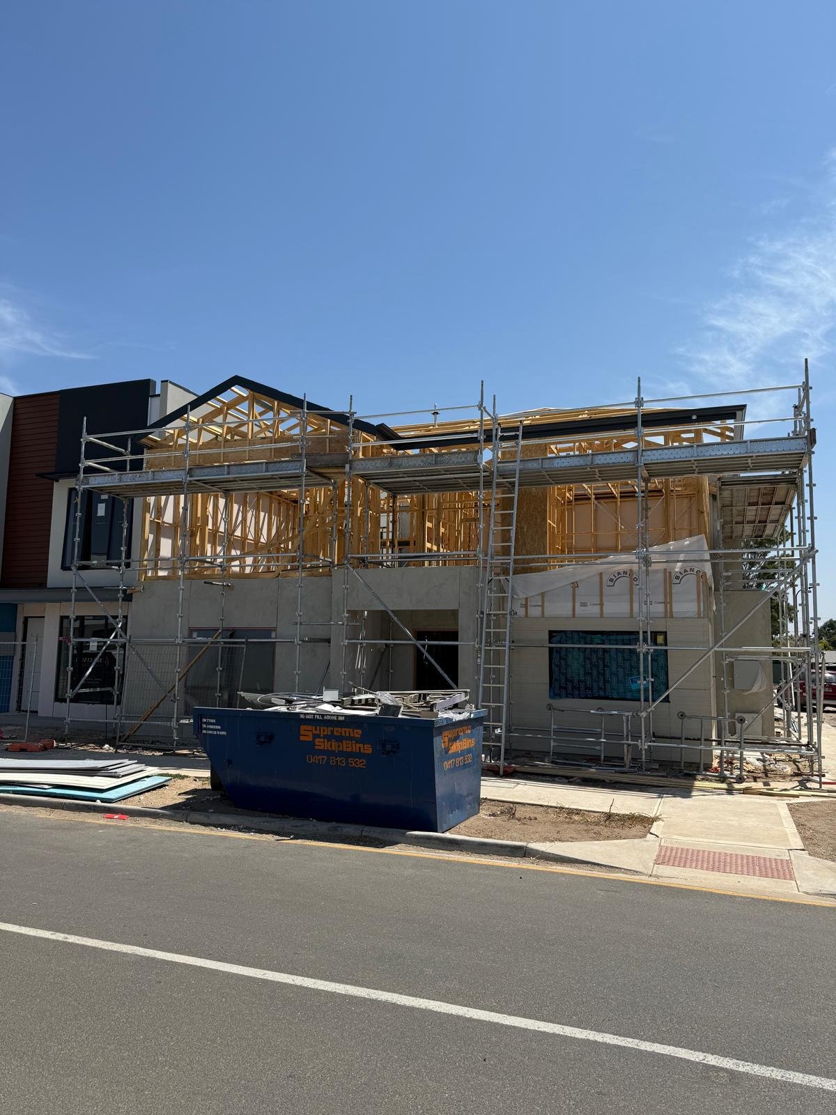 Picture of the facade and frame