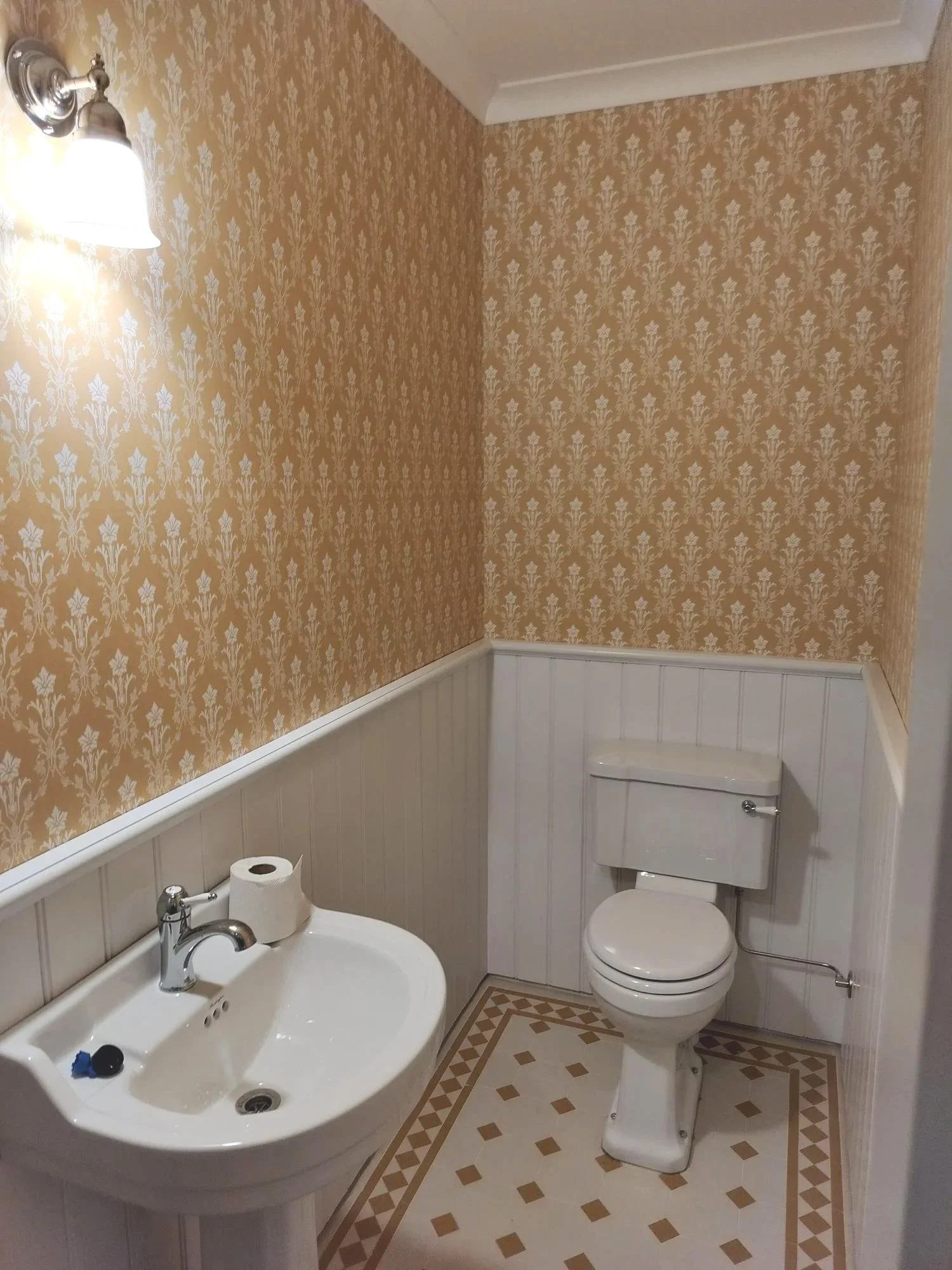 perinteinen-wc-pintaremontti-maalaus-tapetointi.jpg