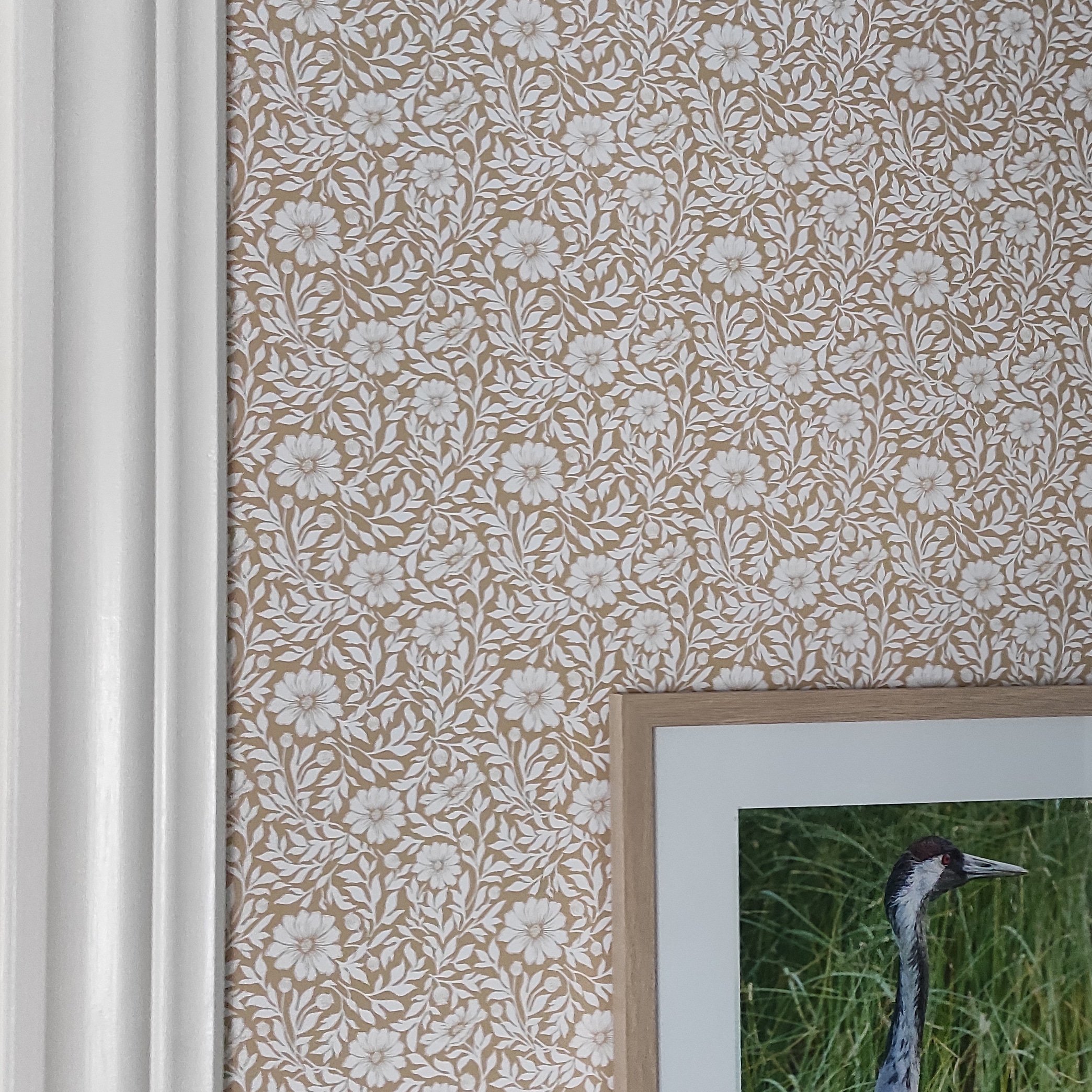 pieni-kukkatapetti-beige-klassinen.jpg