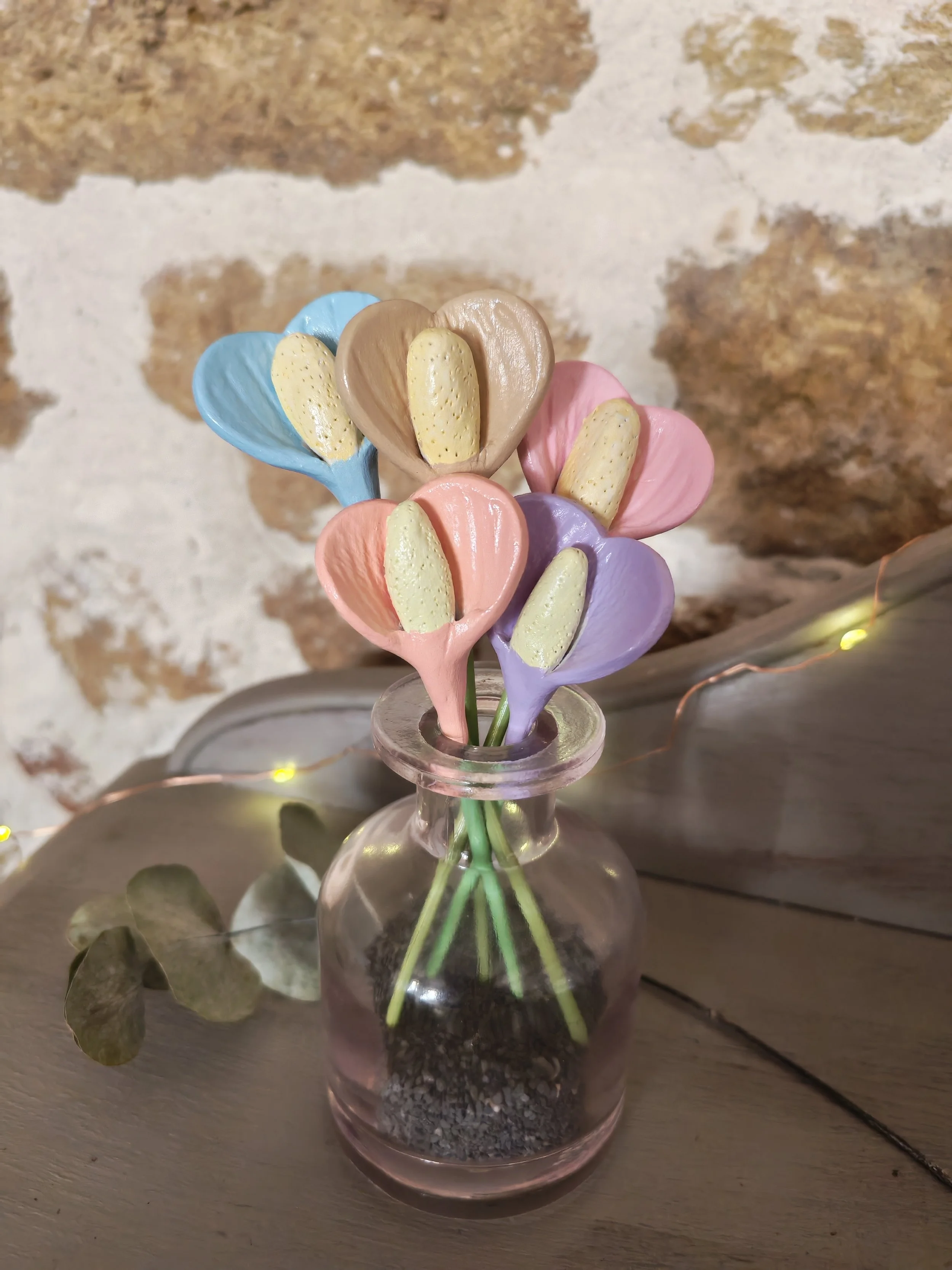 Petit lys éternel — fleur décorative en argile