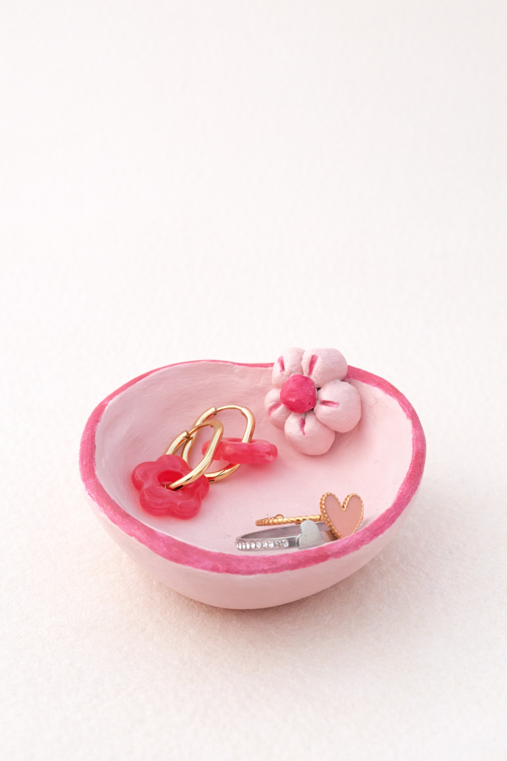 Fleur de douceur – porte-bijoux en argile fait main
