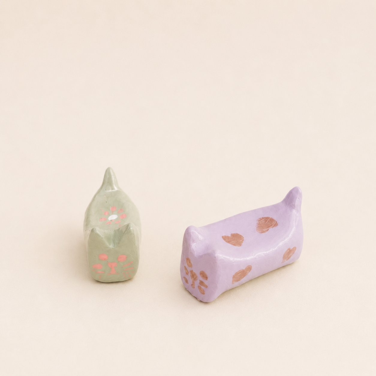Compagnons d'atelier – duo de porte-pinceaux chats en argile