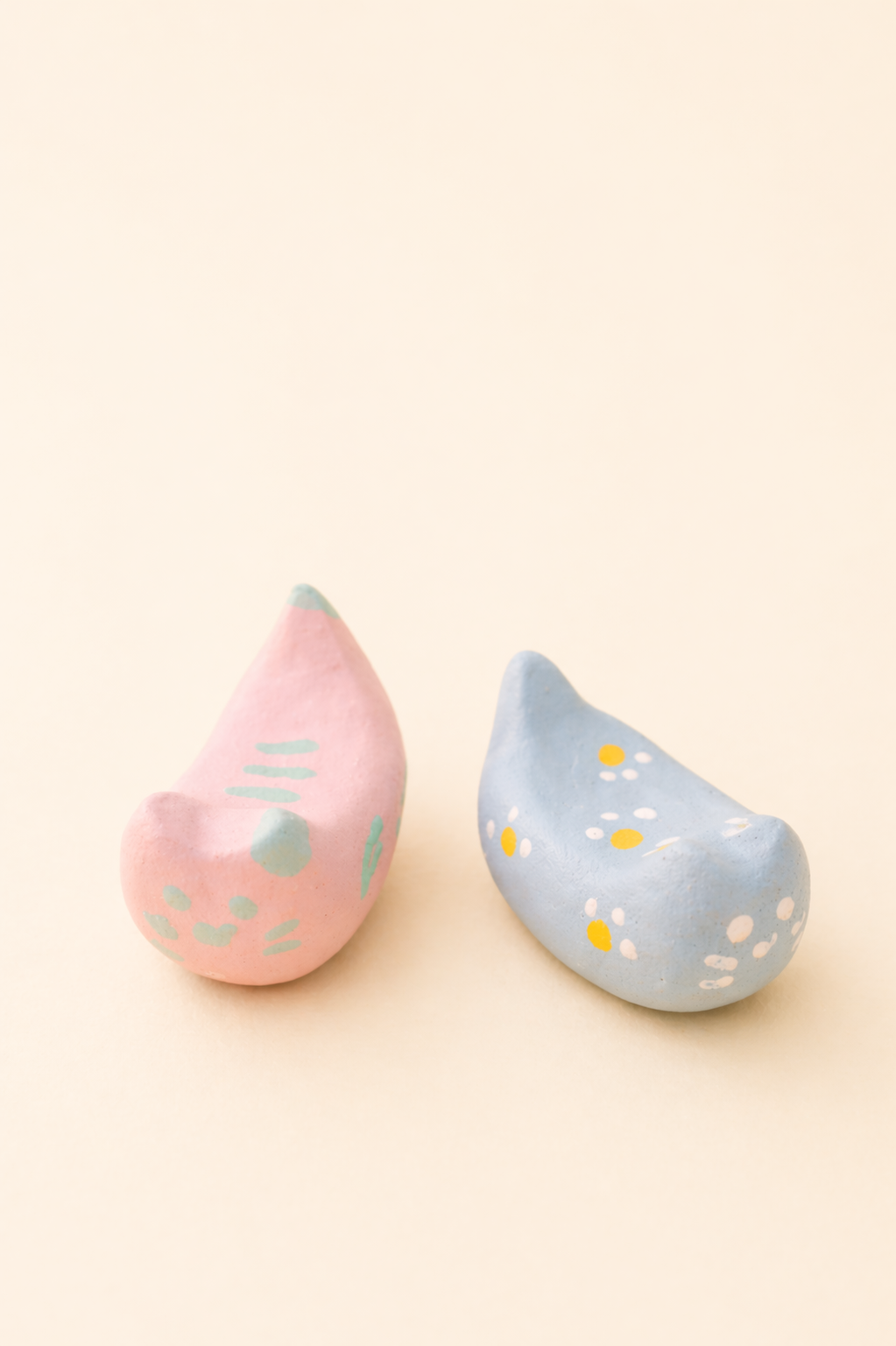 Compagnons d'atelier – duo de porte-pinceaux chats en argile
