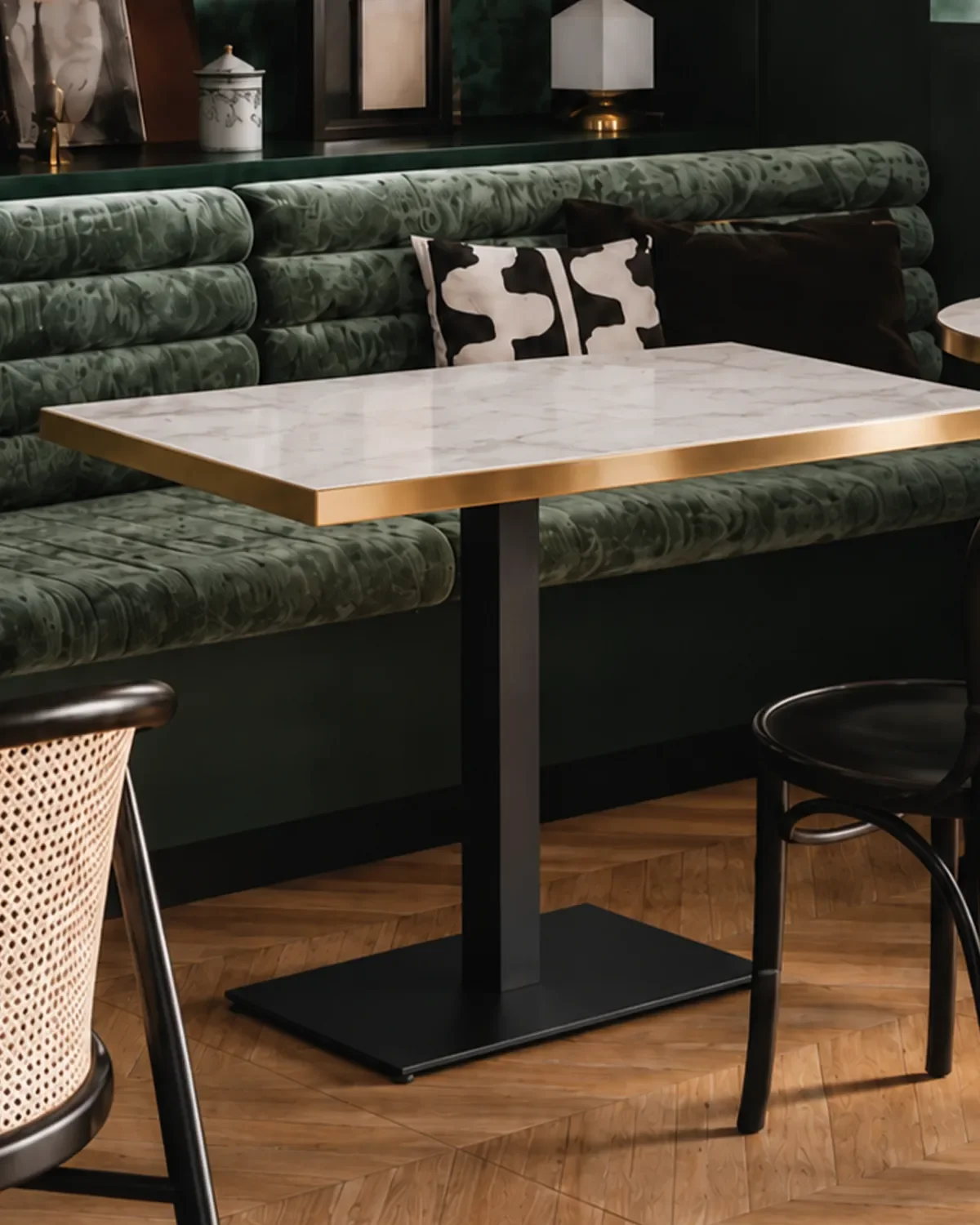 S.collection-tables.table-base-in-linea-rectangular-ambientata.webp