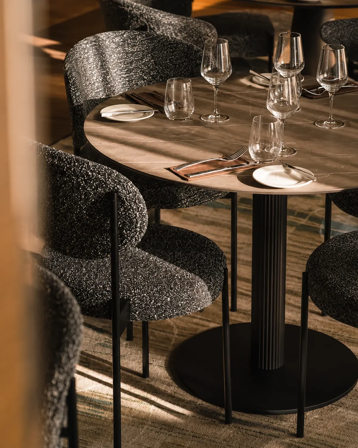 S.collection-table-base-grooved-ambientata.webp