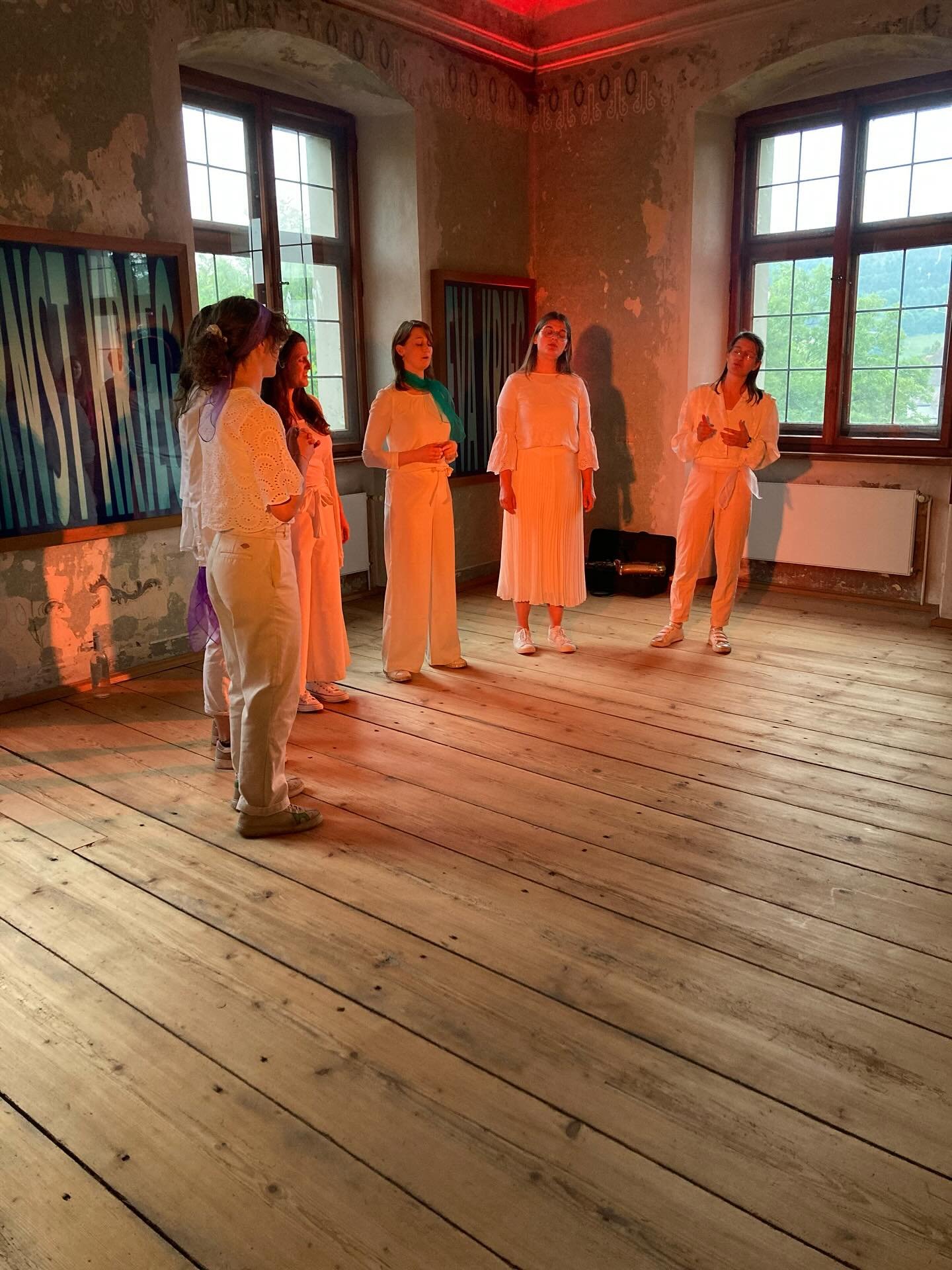 Eindr&uuml;cke sammeln&hellip;!⭐️In Schloss Miltach durften wir ein ganz besonders Konzert gestalten. ganz akustisch in vielen verschiedenen R&auml;umen brachten wir das Schloss zum klingen und das Publikum zum singen! 🦋💜🩵🪻