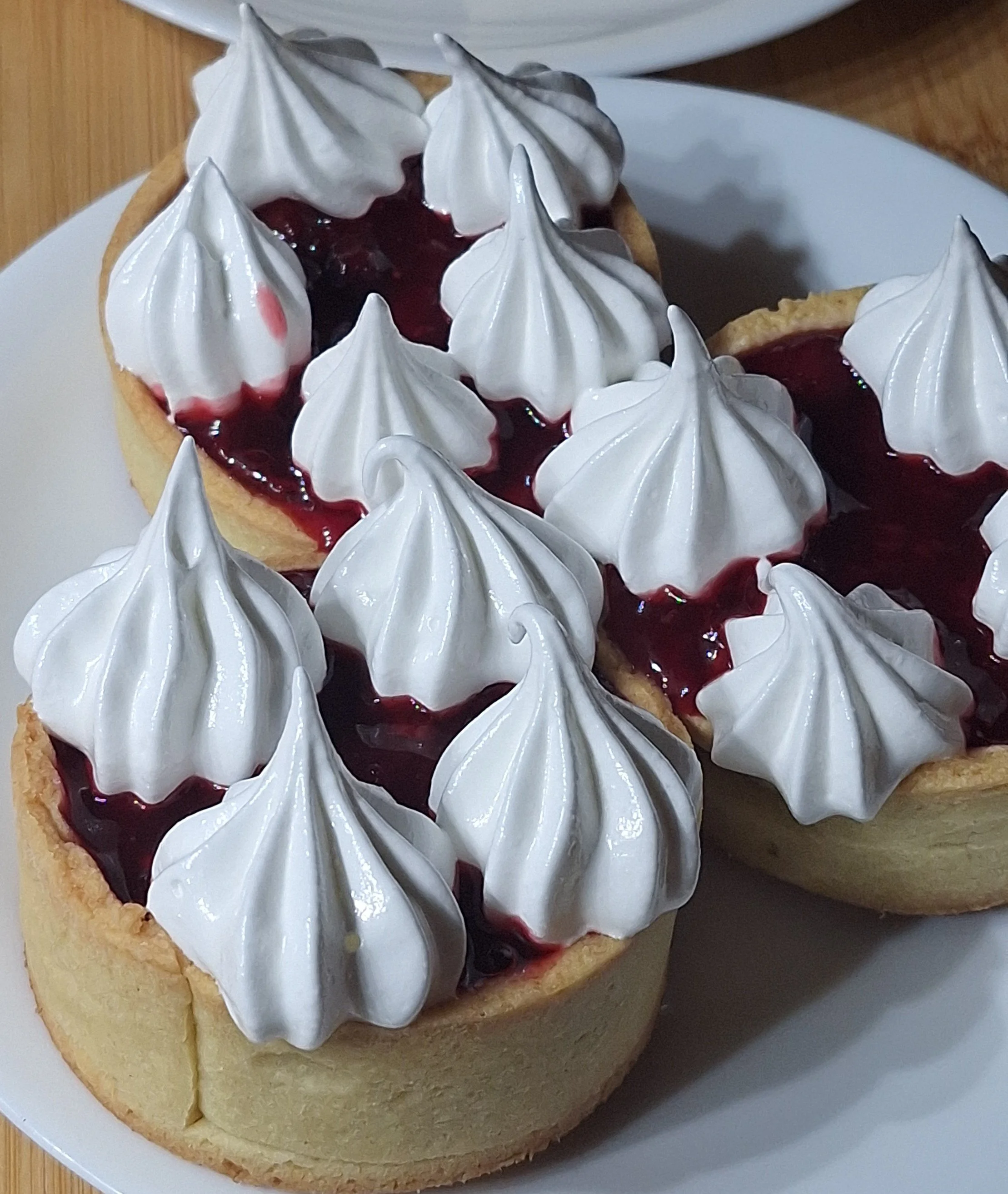 Tartlets with red berries and meringue/Peach