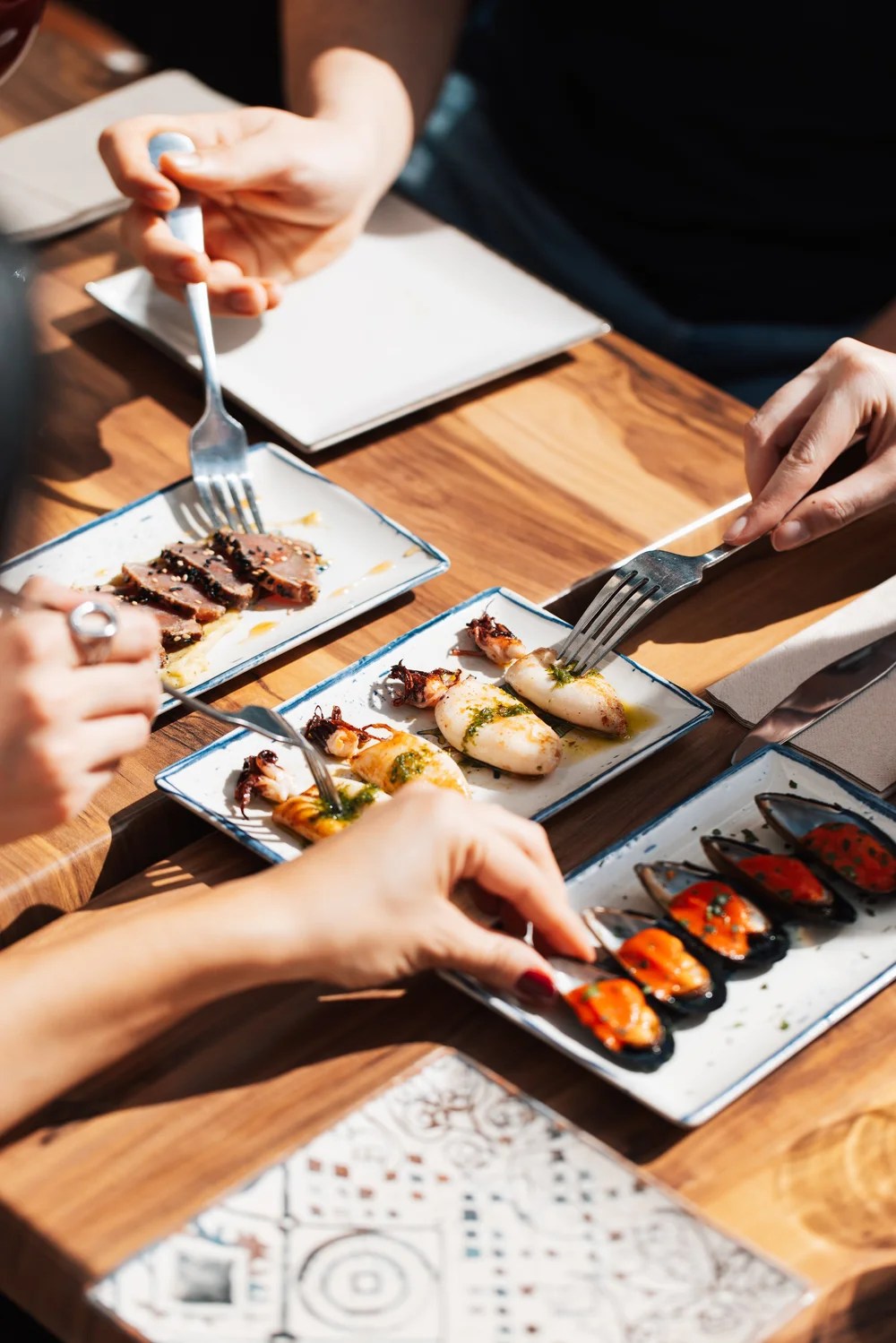Mesa con platos para compartir