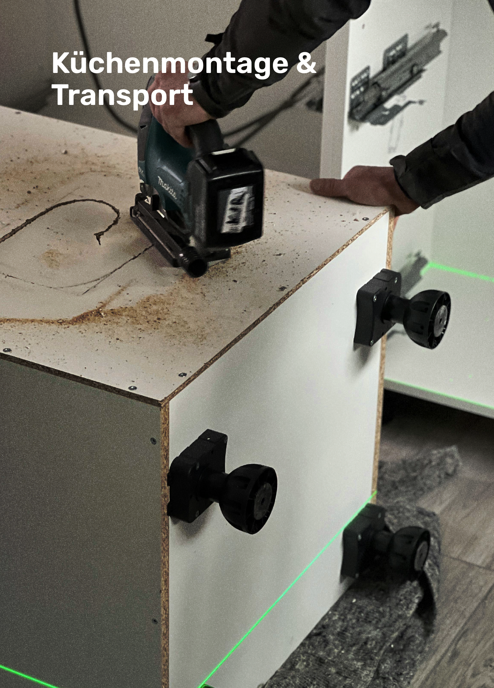 Bau einer Küche, eine Person verwendet eine Handsäge, um Holz zu schneiden, auf einem Arbeitstisch mit Staub und einem Schriftzug. Das Möbelstück wird mit Laserlinien ausgerichtet.
