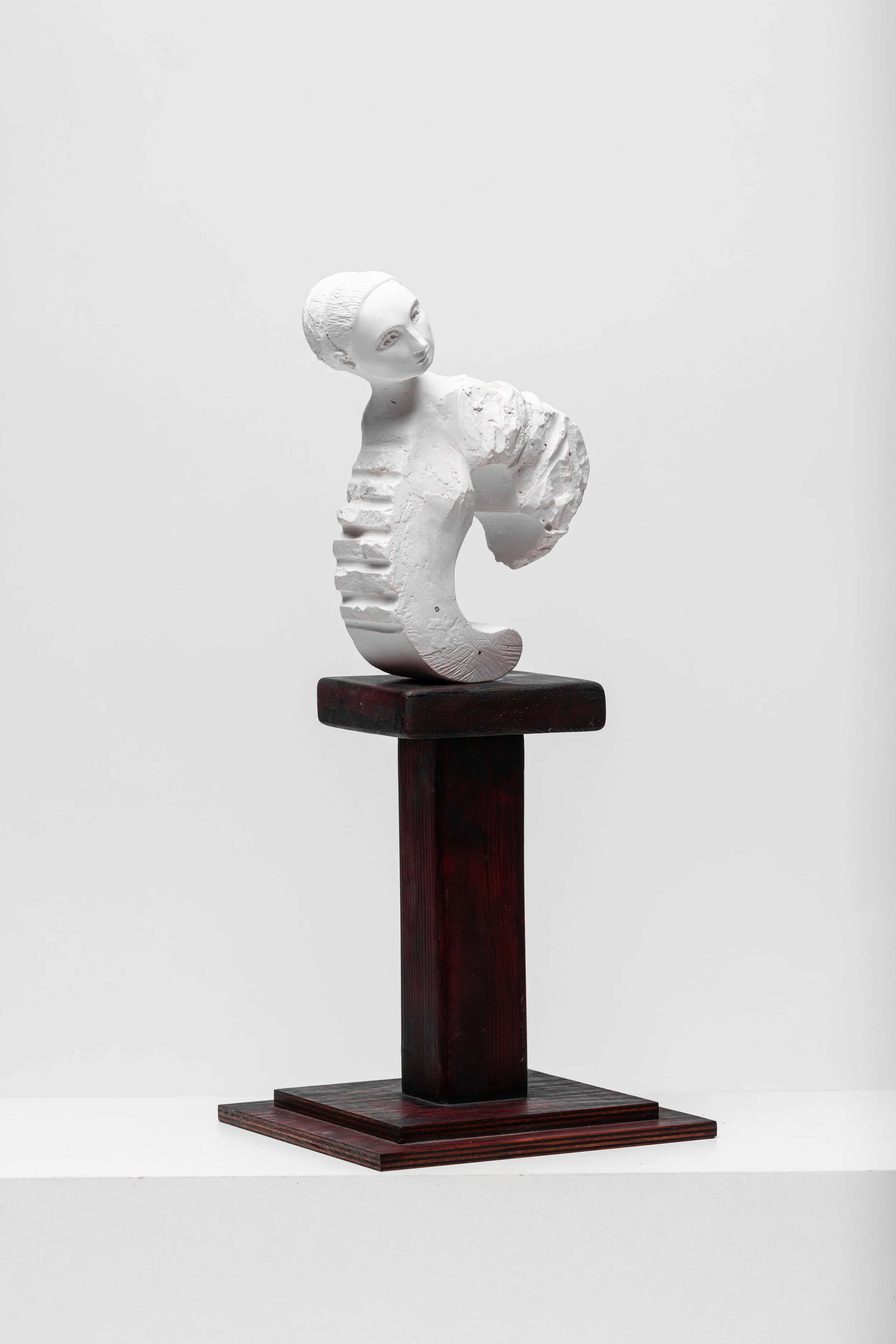 Mutter mit Kind, 2018, 51,5 x 22 x 22 cm, Holz gebeizt, Gips