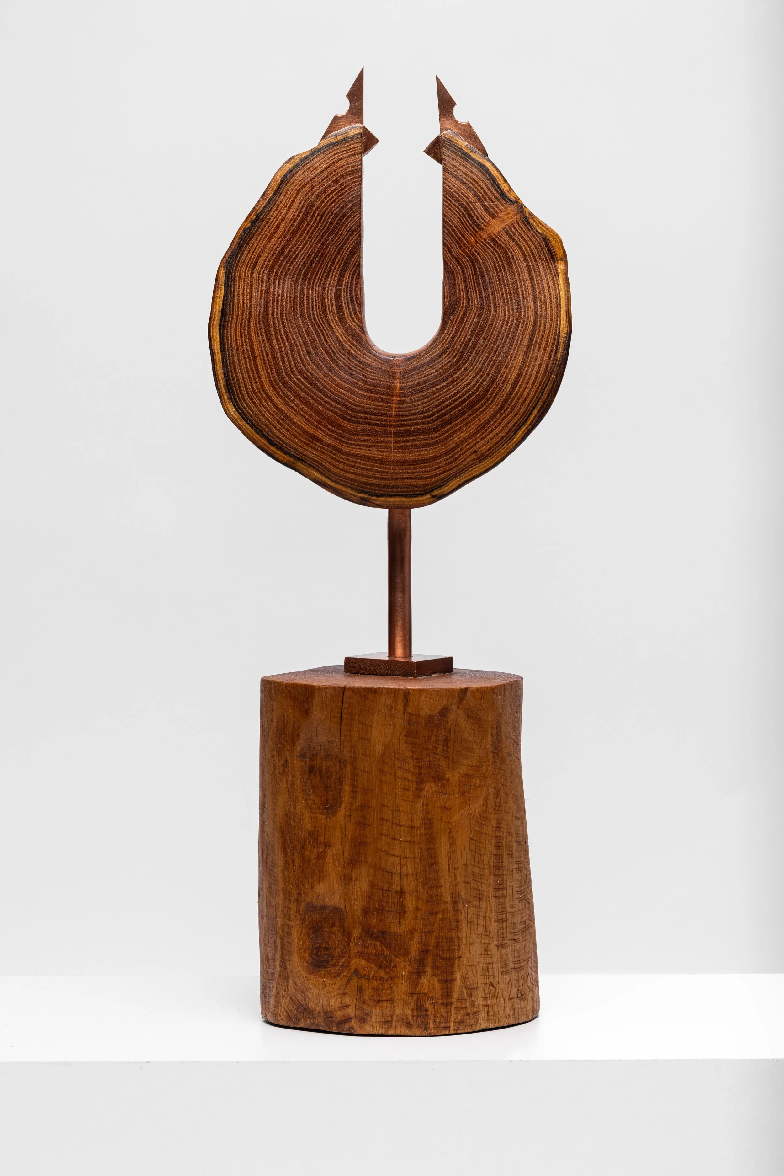 Zwei duelierende Hähne, 2019, 60,5 x 22,3 x 16,2 cm, Holz geölt, Kupfer