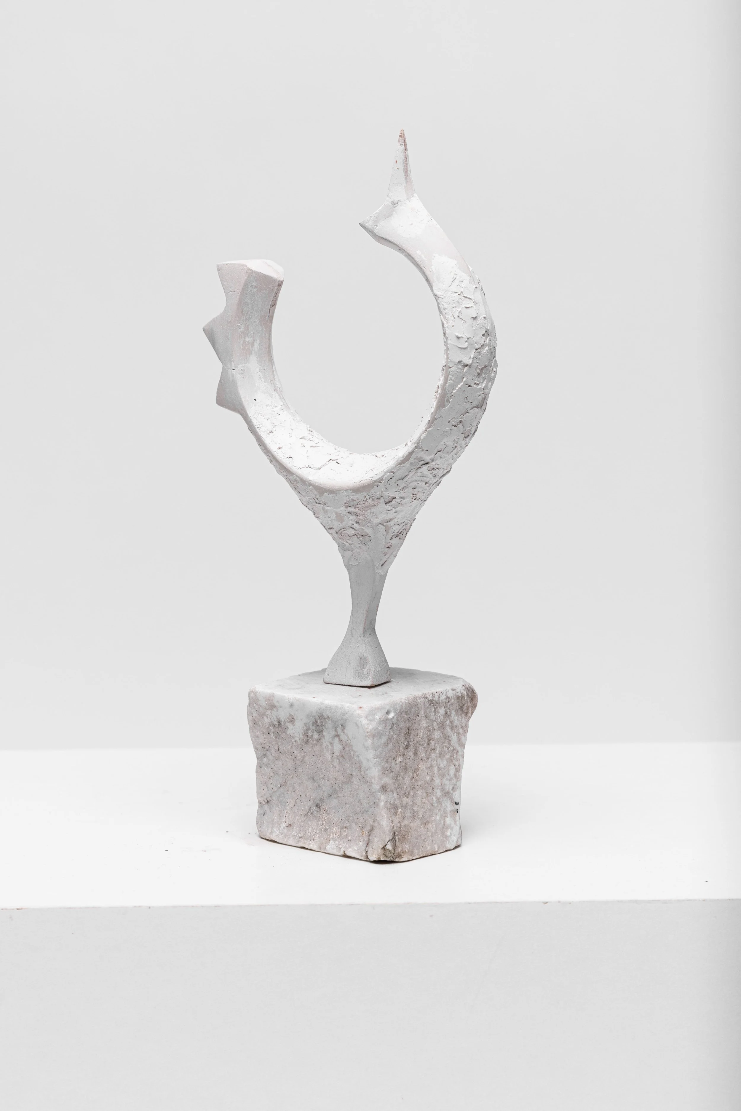 Vogel, 2024, 31 x 14,3 x 8,2 cm, Marmor, Gips