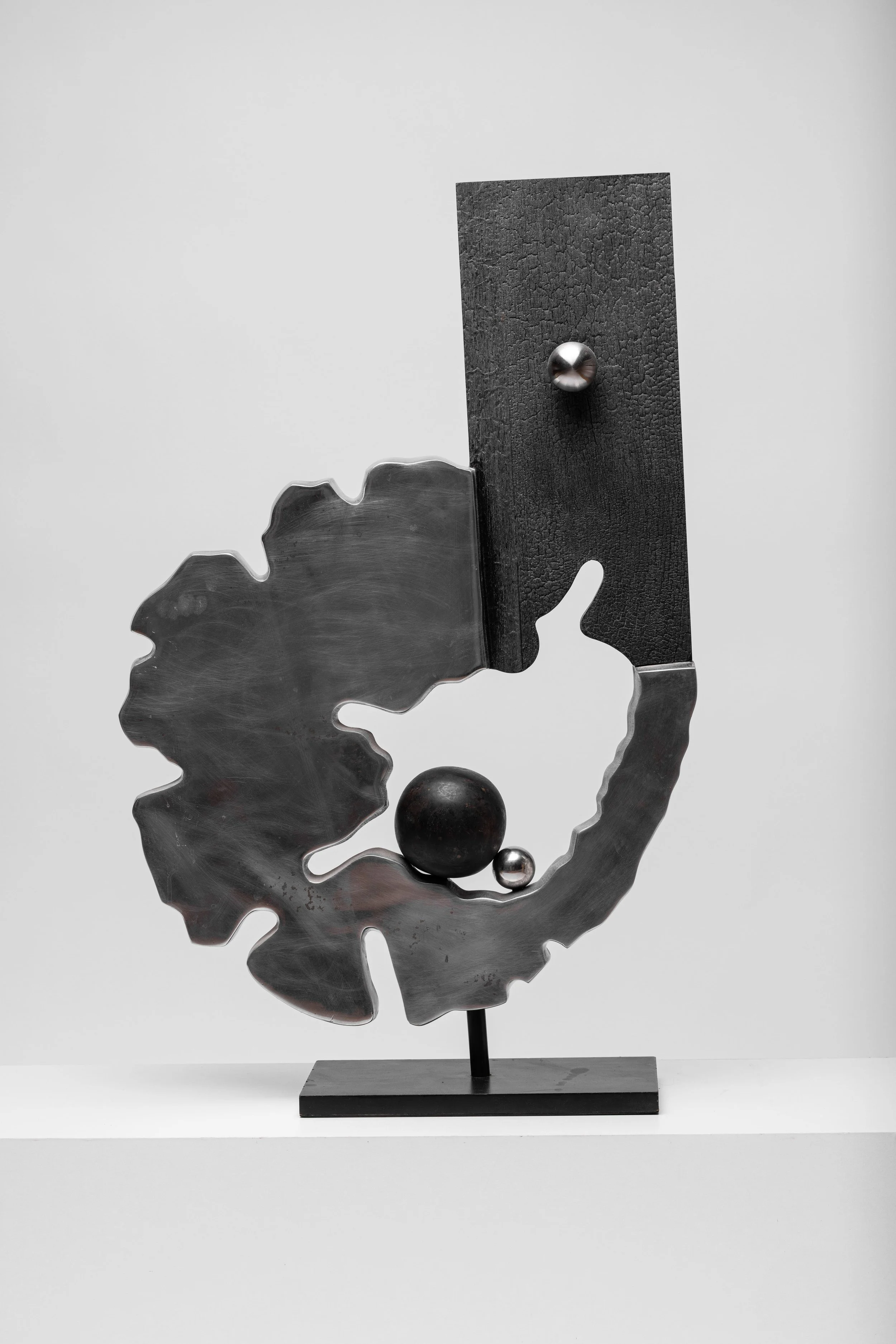 Zwei plus eins, 2021, 79,5 x 49,5 x 15 cm, Holz gebrant, gebeizt, Aluminium