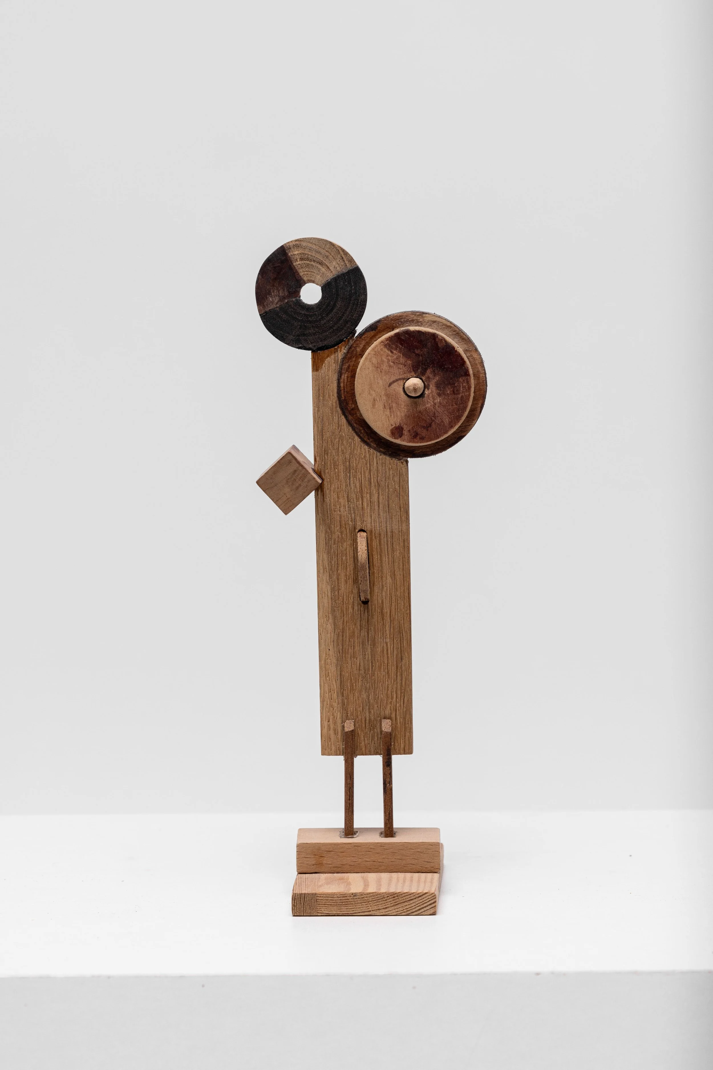 Ausdruck 5, 2023, 26,6 x 9,6 x 9,5 cm, Holz geölt, gebeizt, Kupfer