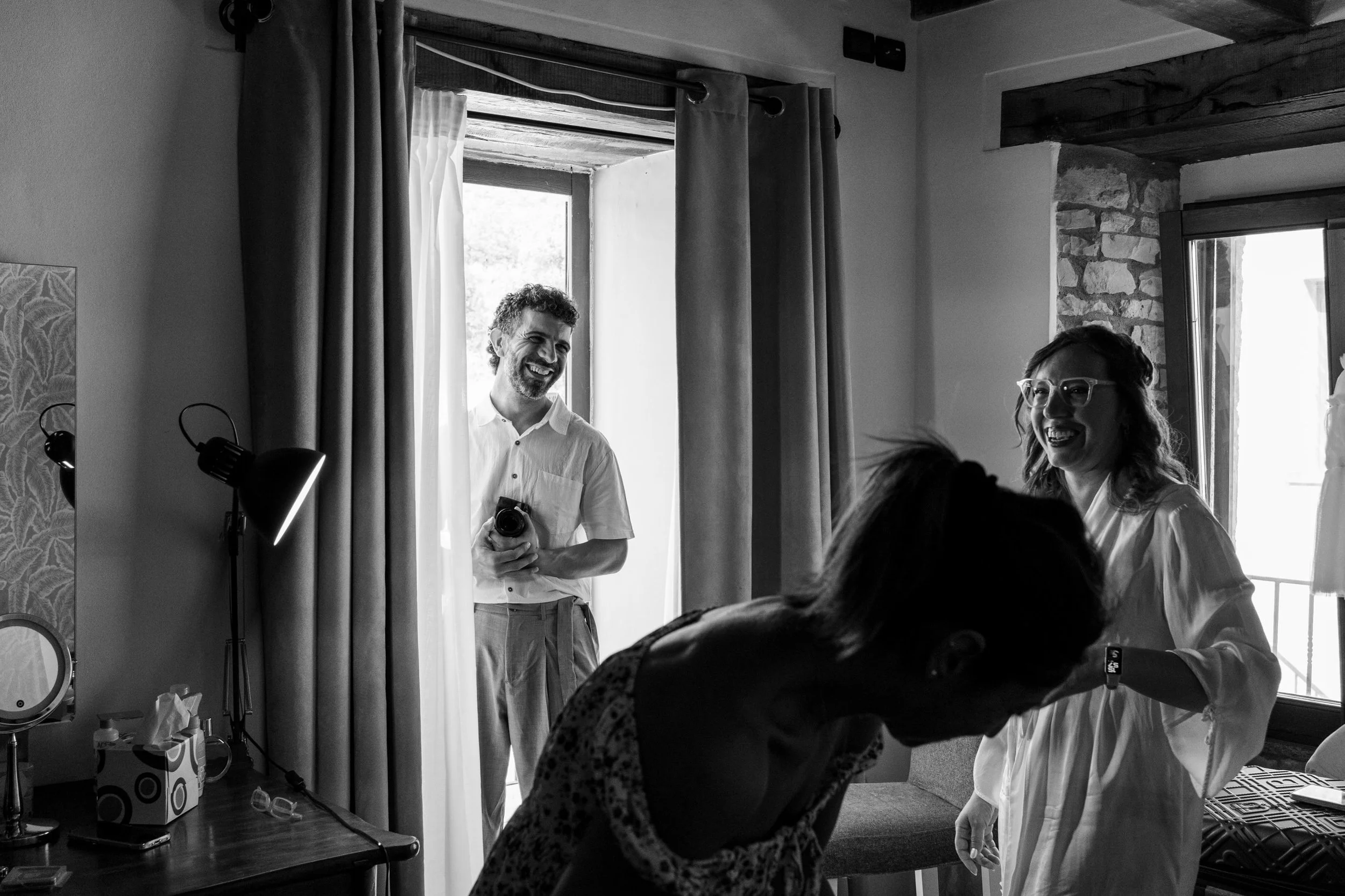 C&rsquo;&egrave; una cosa che mi piace dei backstage.

Mi ricordano che il mio lavoro non &egrave; stare fermo a fotografare. Mi ritrovo a camminare, avvicinarmi, allontanarmi, aspettare. A volte faccio una battuta per sciogliere la tensione, altre v