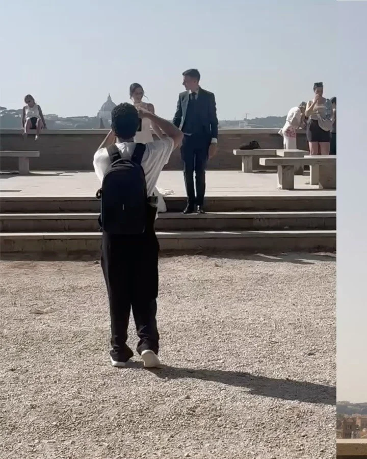 Questa volta parto da qui: da me, mentre li fotografo.

Non perch&eacute; voglia mettermi al centro, ma perch&eacute; una parte importante del mio lavoro accade ancora prima dello scatto: nel modo in cui entriamo in relazione.

Giusy e Francesco eran