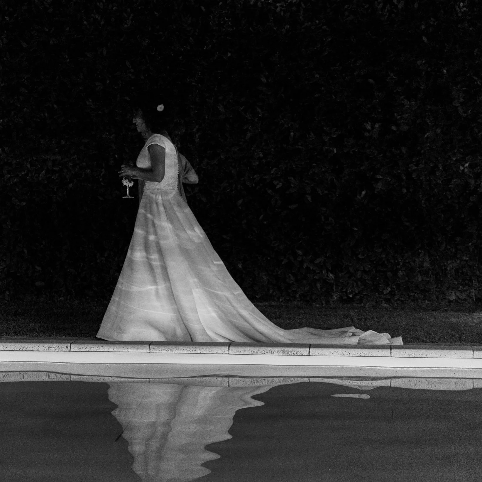 Anche nel giorno pi&ugrave; condiviso possono esistere momenti che appartengono soltanto a noi.

Maria, un bicchiere tra le mani, pochi passi lontano dagli altri e il suo abito che raccoglie la luce della sera.

Ma &egrave; realmente sola?