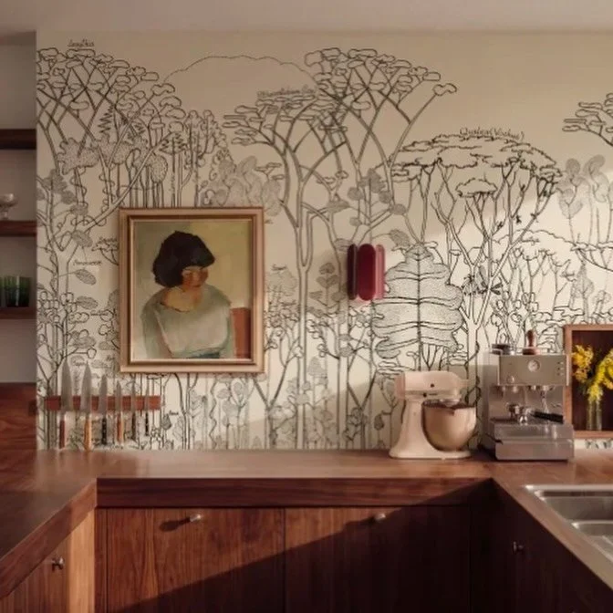 | Cuisine et Papier-Peint | Et si la cuisine devenait la pi&egrave;ce la plus audacieuse de la maison ?

On a longtemps r&eacute;serv&eacute; le papier peint aux espaces &ldquo;sages&rdquo;. Chambre, couloir&hellip; classique.
Mais en cuisine ? C&rsq