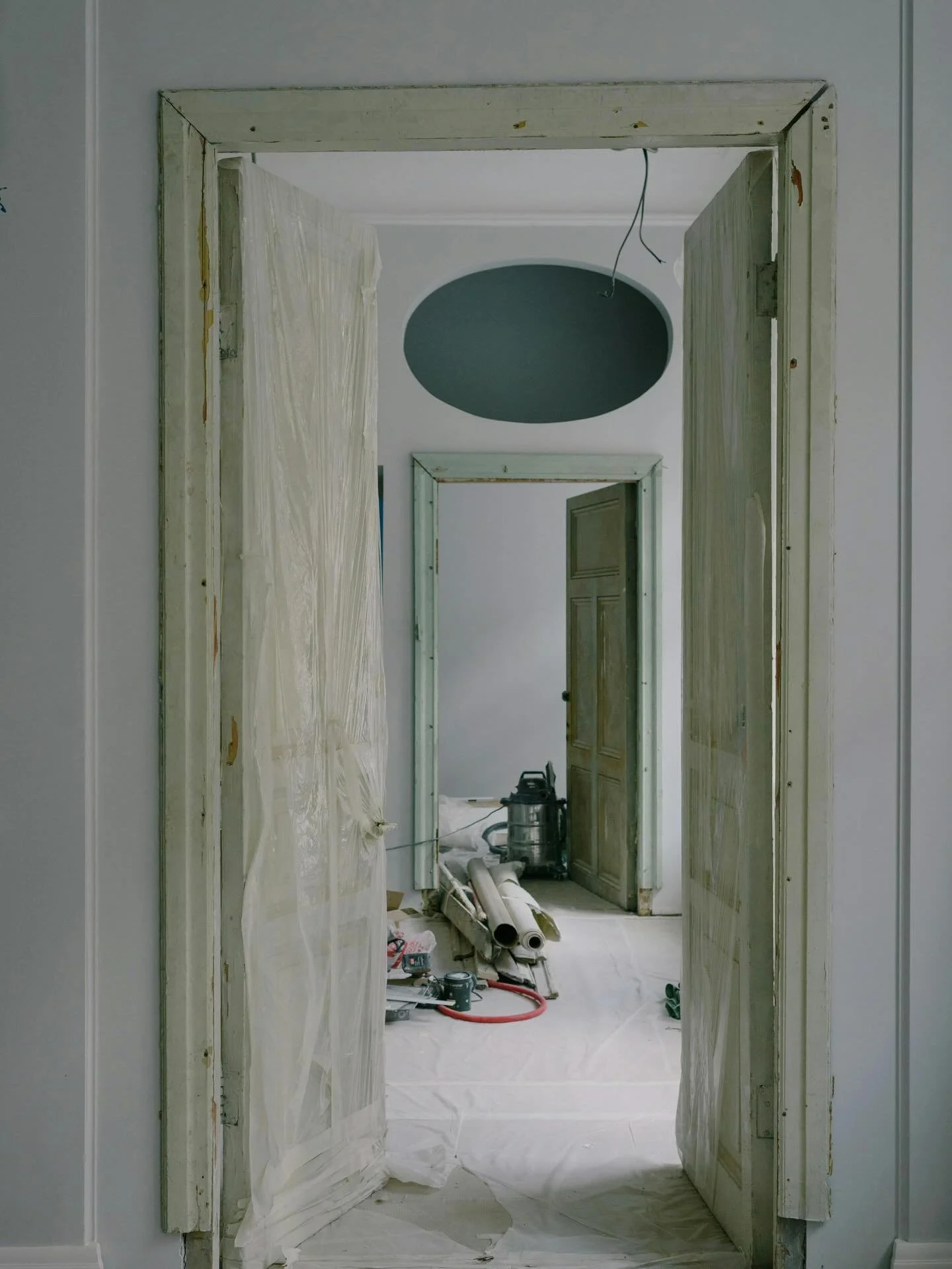 | Chantier | On commence par comprendre vos besoins, vos envies, votre univers. Puis vient la visite du lieu, essentielle pour capter les volumes, la lumi&egrave;re, les contraintes. Sur place, on &eacute;change aussi avec les autres corps de m&eacut