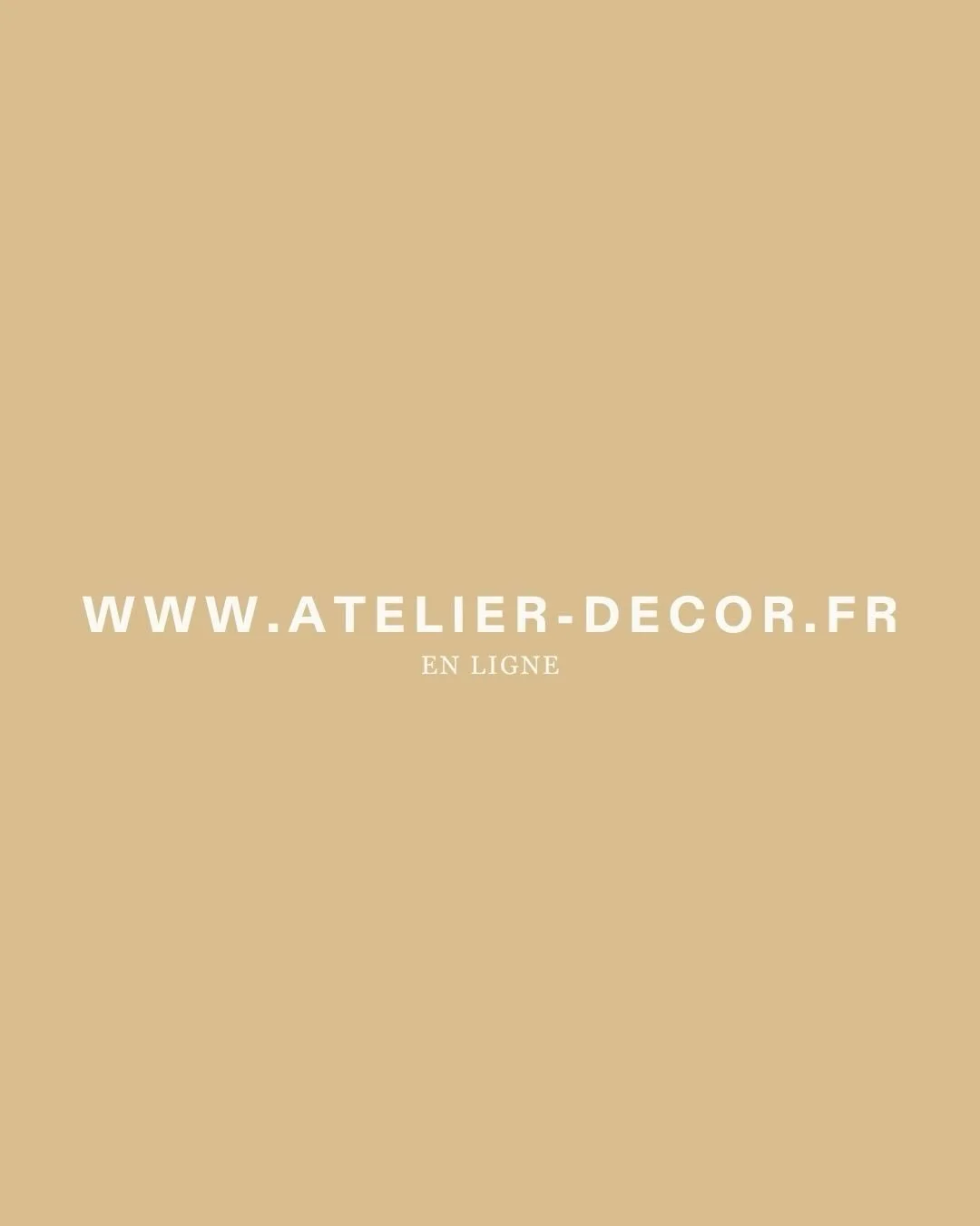 | Inspirations | Un int&eacute;rieur baign&eacute; d&rsquo;un jaune sable, entre lumi&egrave;re brute et douceur feutr&eacute;e.
La chaleur d&rsquo;un week-end d&rsquo;&eacute;t&eacute; qui reste accroch&eacute;e aux murs, subtilement solaire, infini