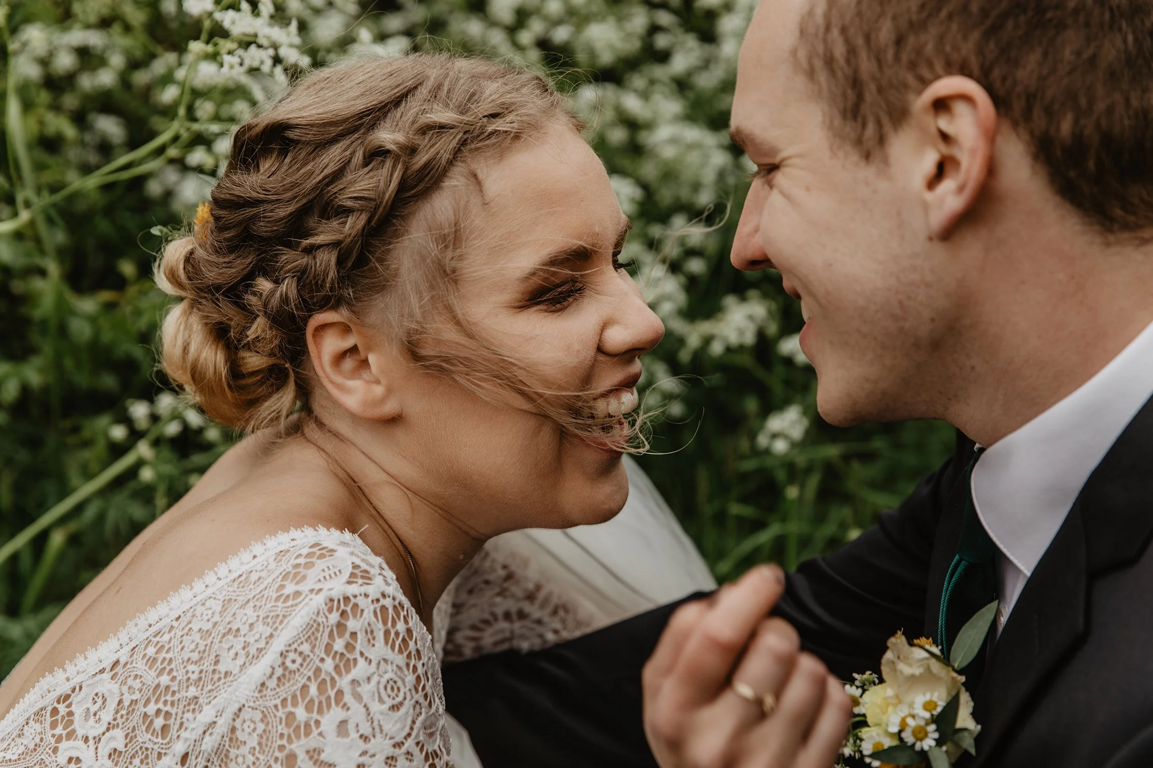 Bröllopsfotografering i Blekinge på Senoren med ett brudpar som ler åt varandra.