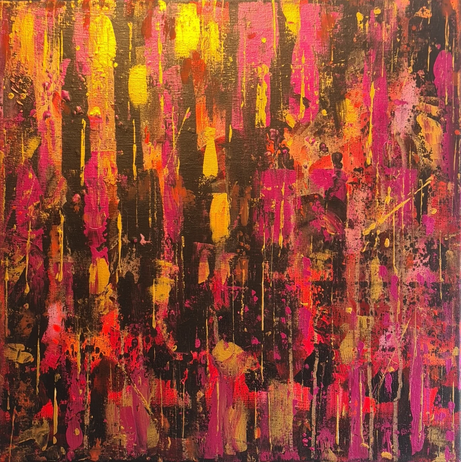 Abstraktes Gemälde mit lebhaften Farben, hauptsächlich Pink, Gelb, Orange und Schwarz, mit vertikalen Pinselstrichen und Farbspritzern.