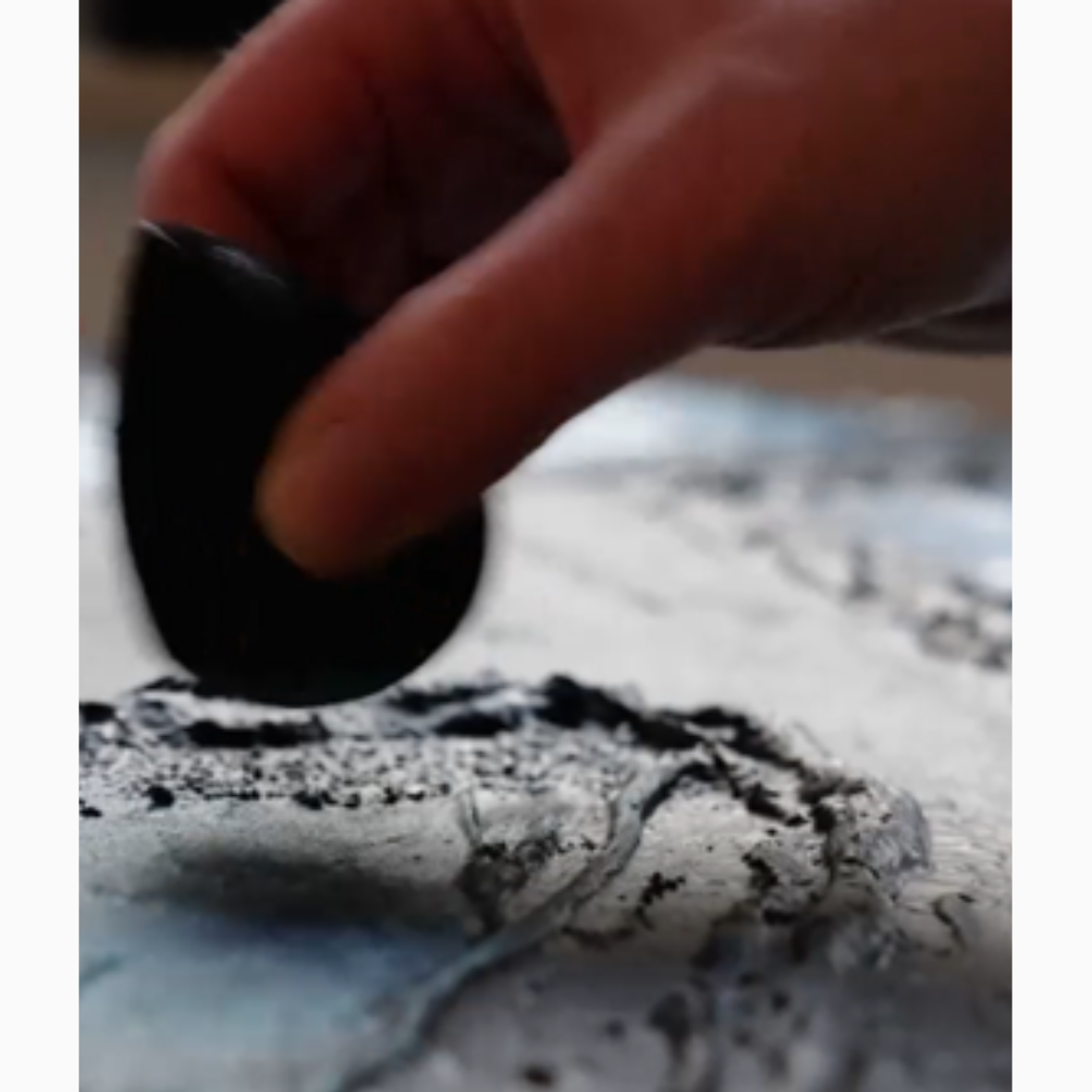 Hand malt mit einem Schwamm auf der texturierten Oberfläche eines originalen Mixed-Media-Bilds von Julia Alina Kessel.