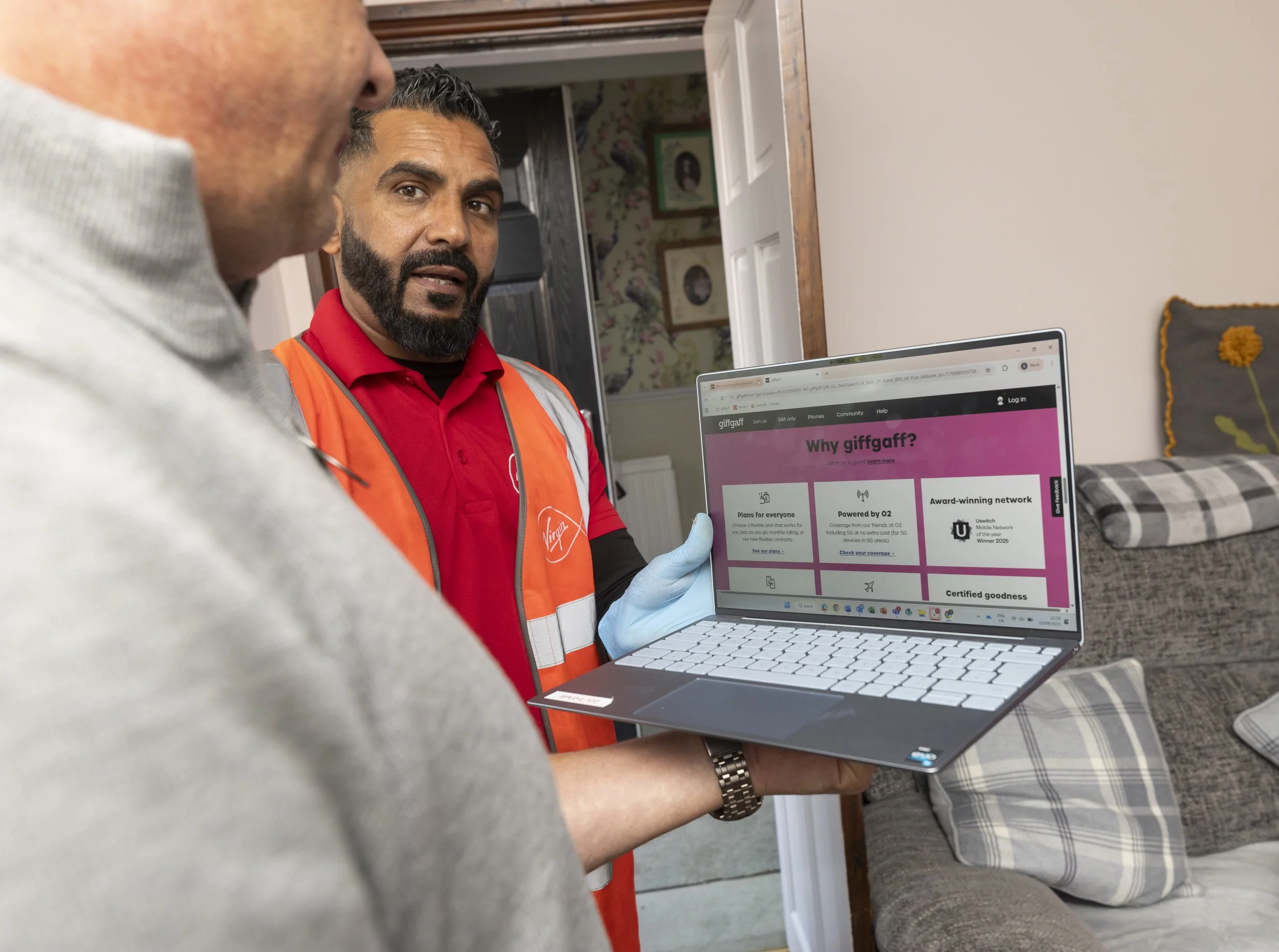A giffgaff engineer talks to a broadband member