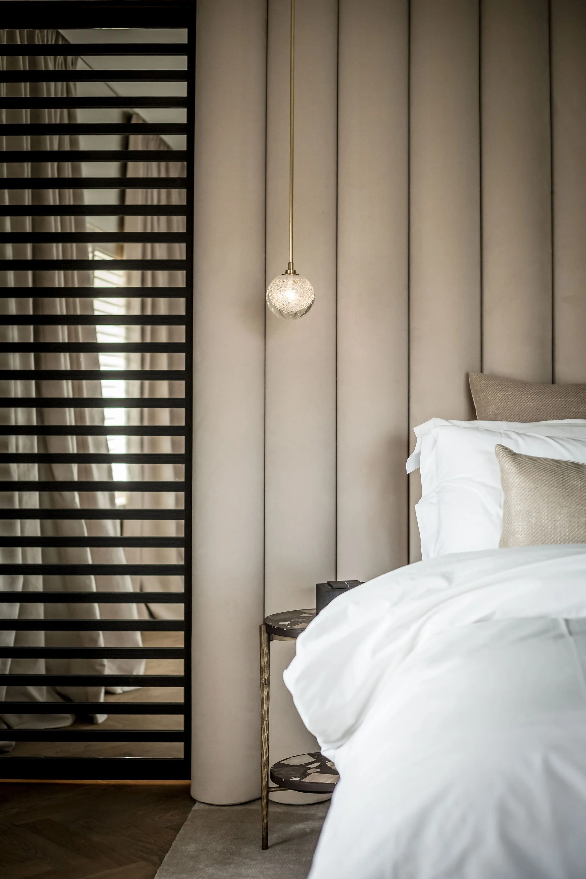 De Articolo Fizi Pendant combineert verfijnd design met luxe verlichting voor exclusieve interieurs. Deze elegante hanglamp van Articolo Studios is perfect voor woonruimtes, keukens en high-end projecten.