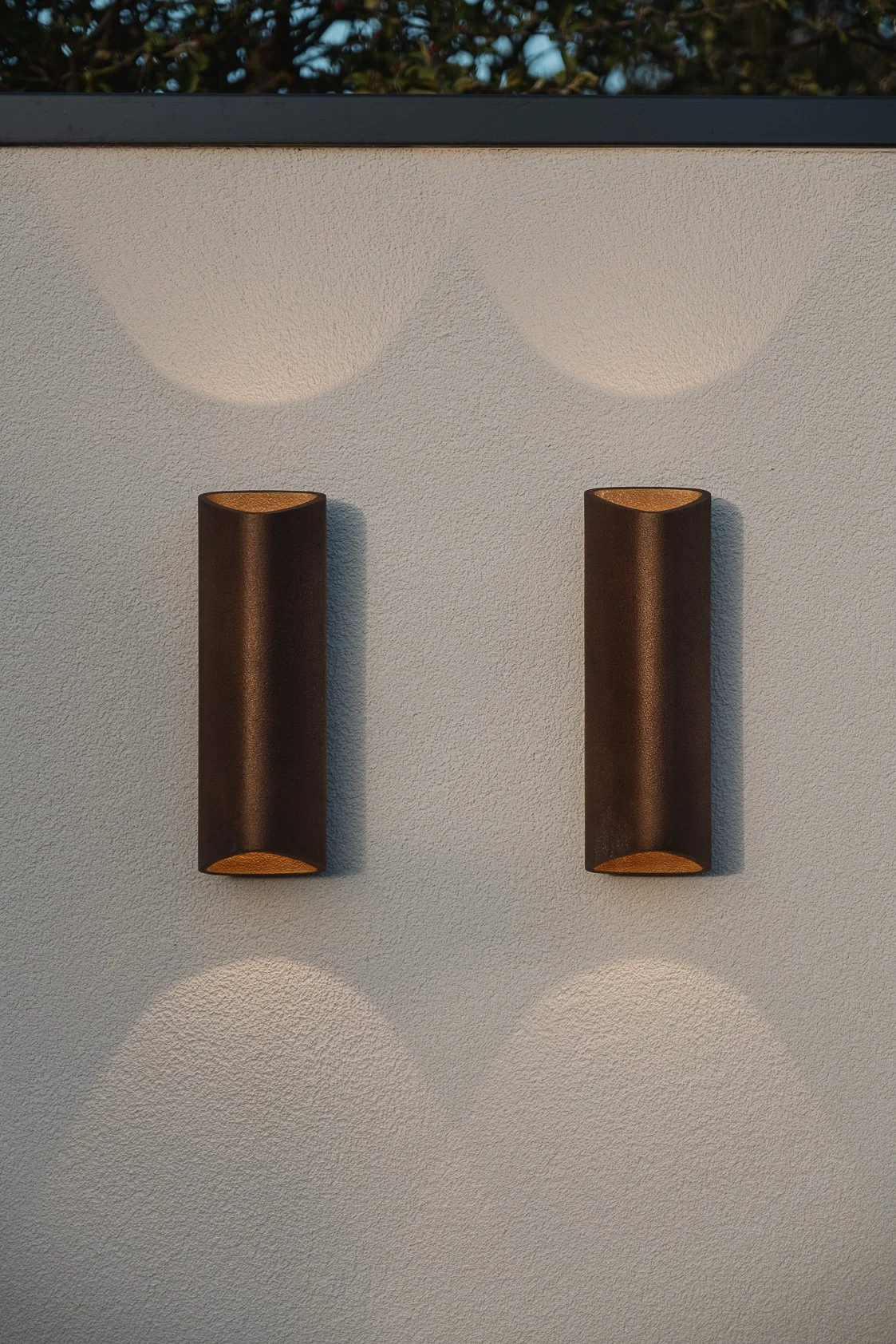 De Jacco Maris Clark bronze outdoor wandlamp op DALI is handgemaakt in Nederland. Deze hoogwaardige, minimalistische lamp combineert strak design met functioneel licht voor exclusieve buitenprojecten.