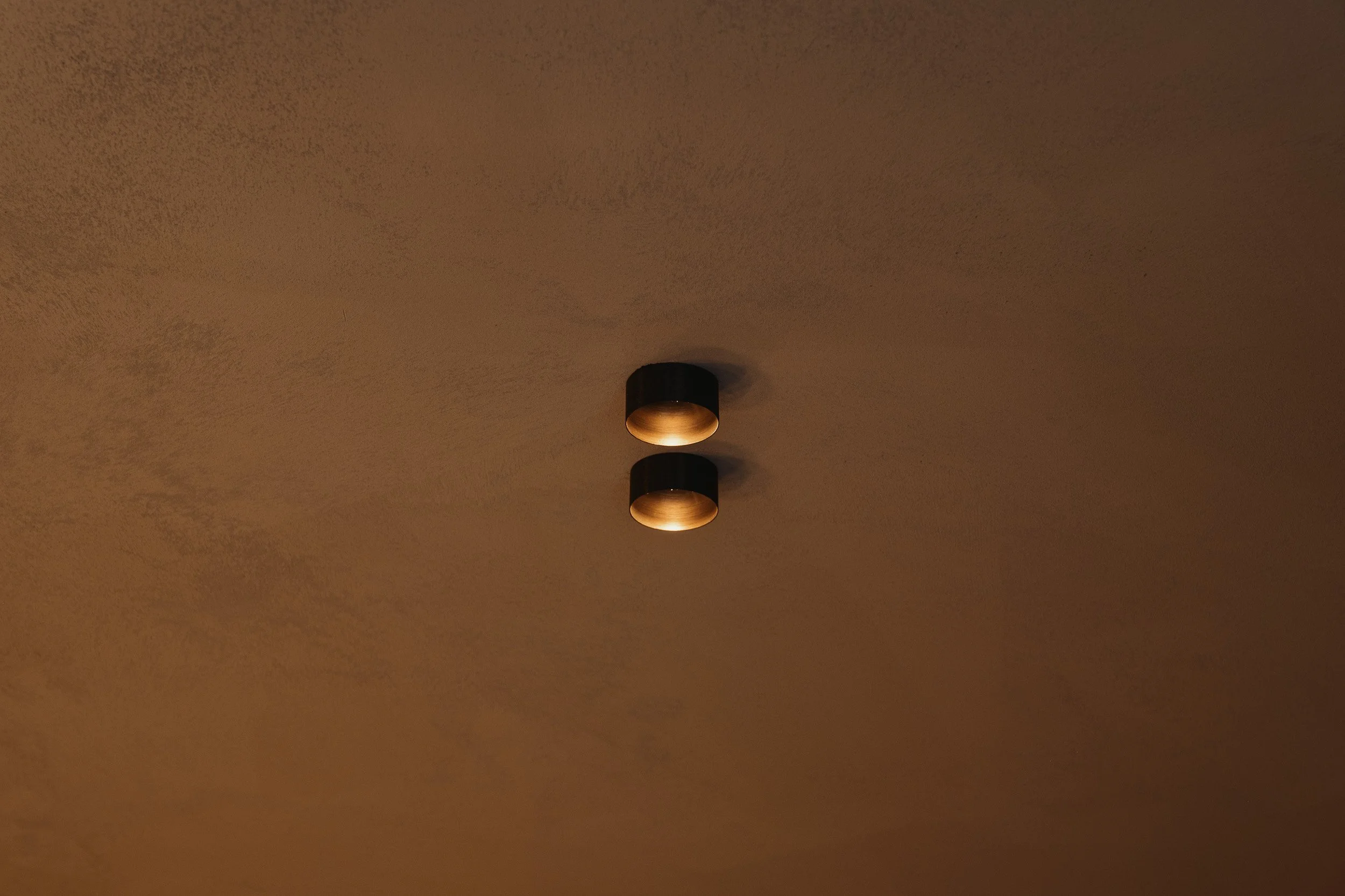 De Modular Minude Out spots in brushed bronze combineren strak design met hoogwaardige buitenverlichting. Deze minimalistische spots van Modular Lighting Instruments zijn perfect voor gevels, overkappingen en terrassen.