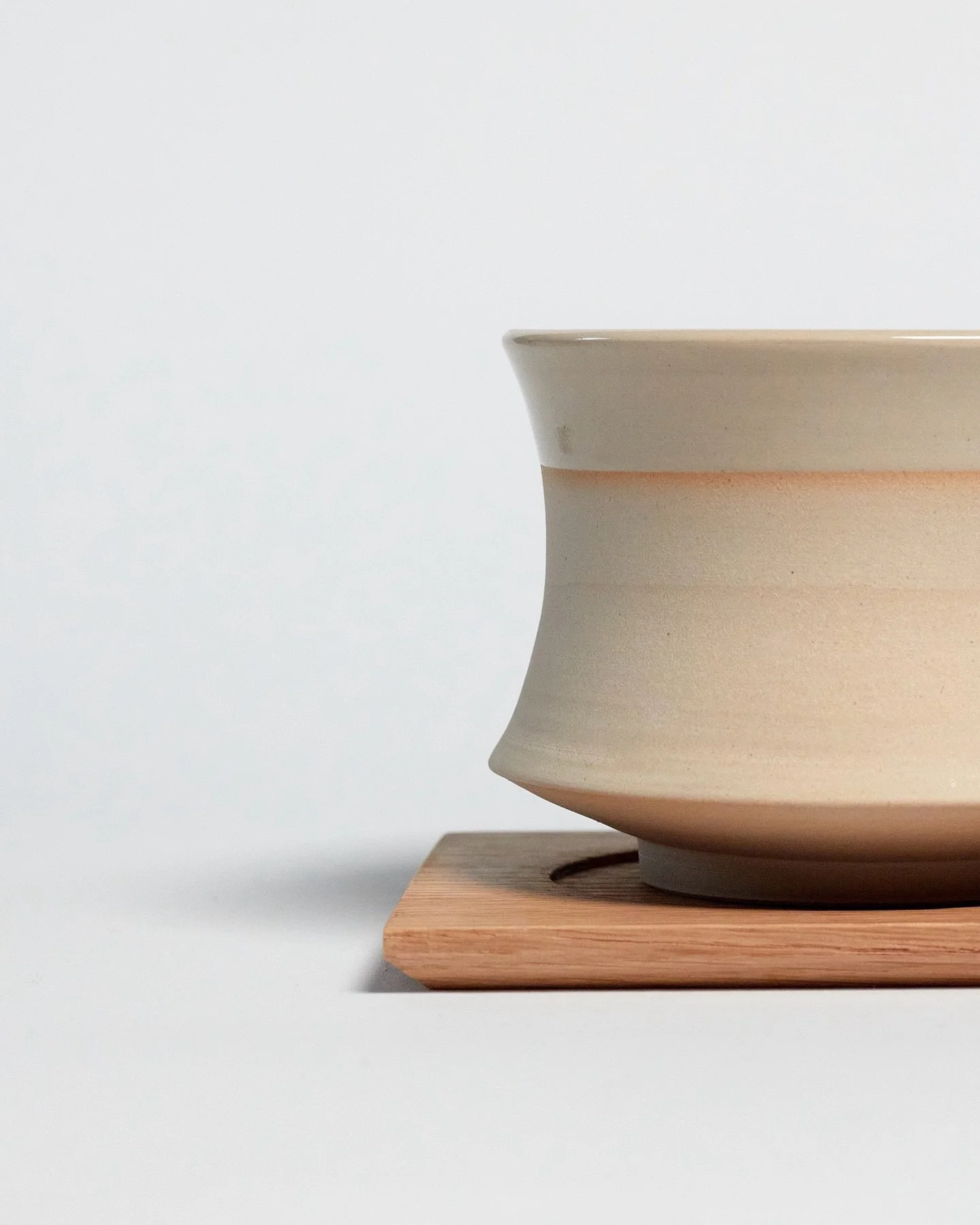 Understated luxury for your coffee ritual.
Light-toned stoneware, paired with precision-milled oak.

#luxuryliving #crafteddesign #coffeetable #designlovers #timelessobjects