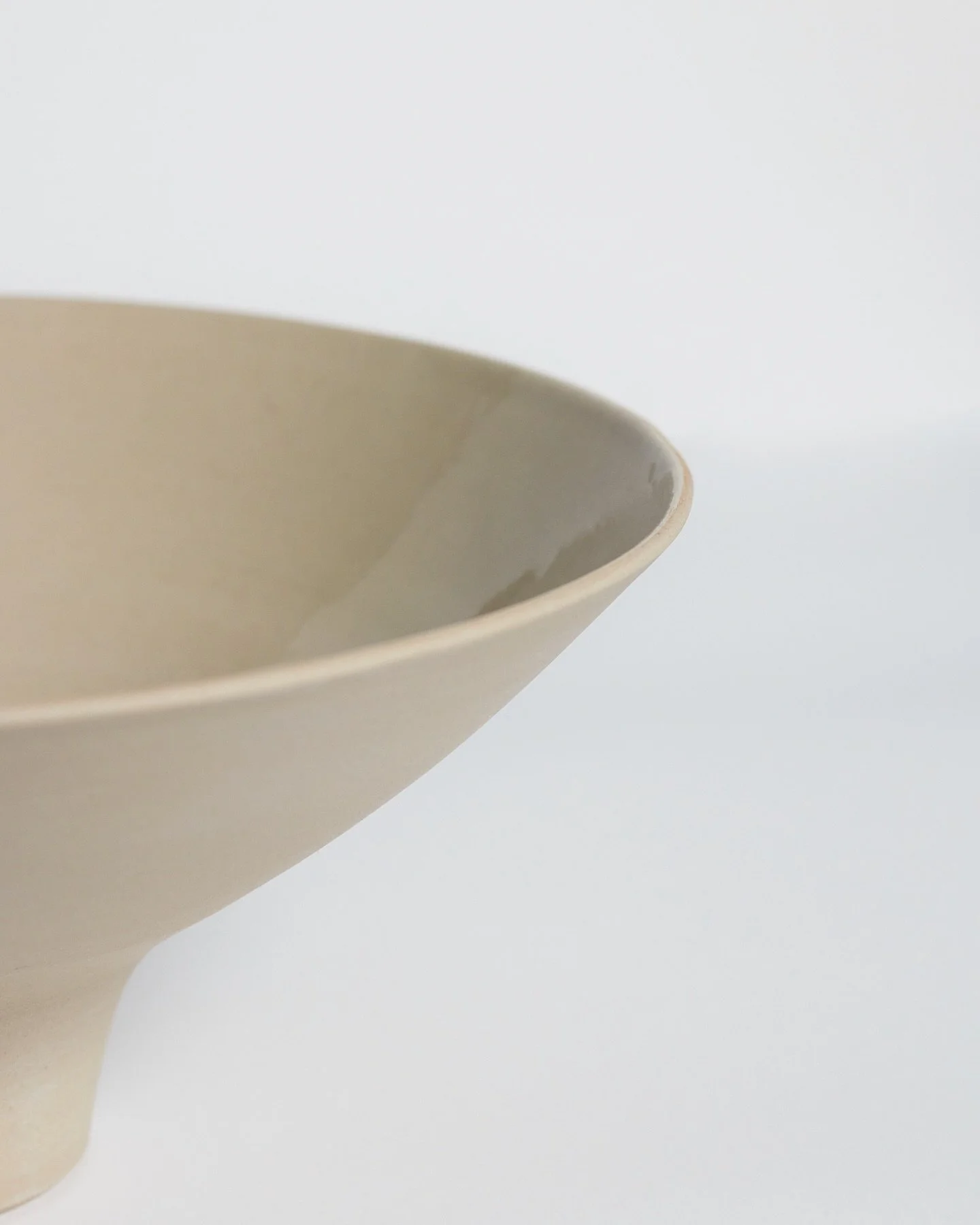 Form defines function.
The wide bowl offers space for creativity - textures, layers, movement.
A piece made to serve, and to stand on its own.

#ceramicdesign #haute cuisine plating #minimalistobjects #artisanmade
#tableaesthetics