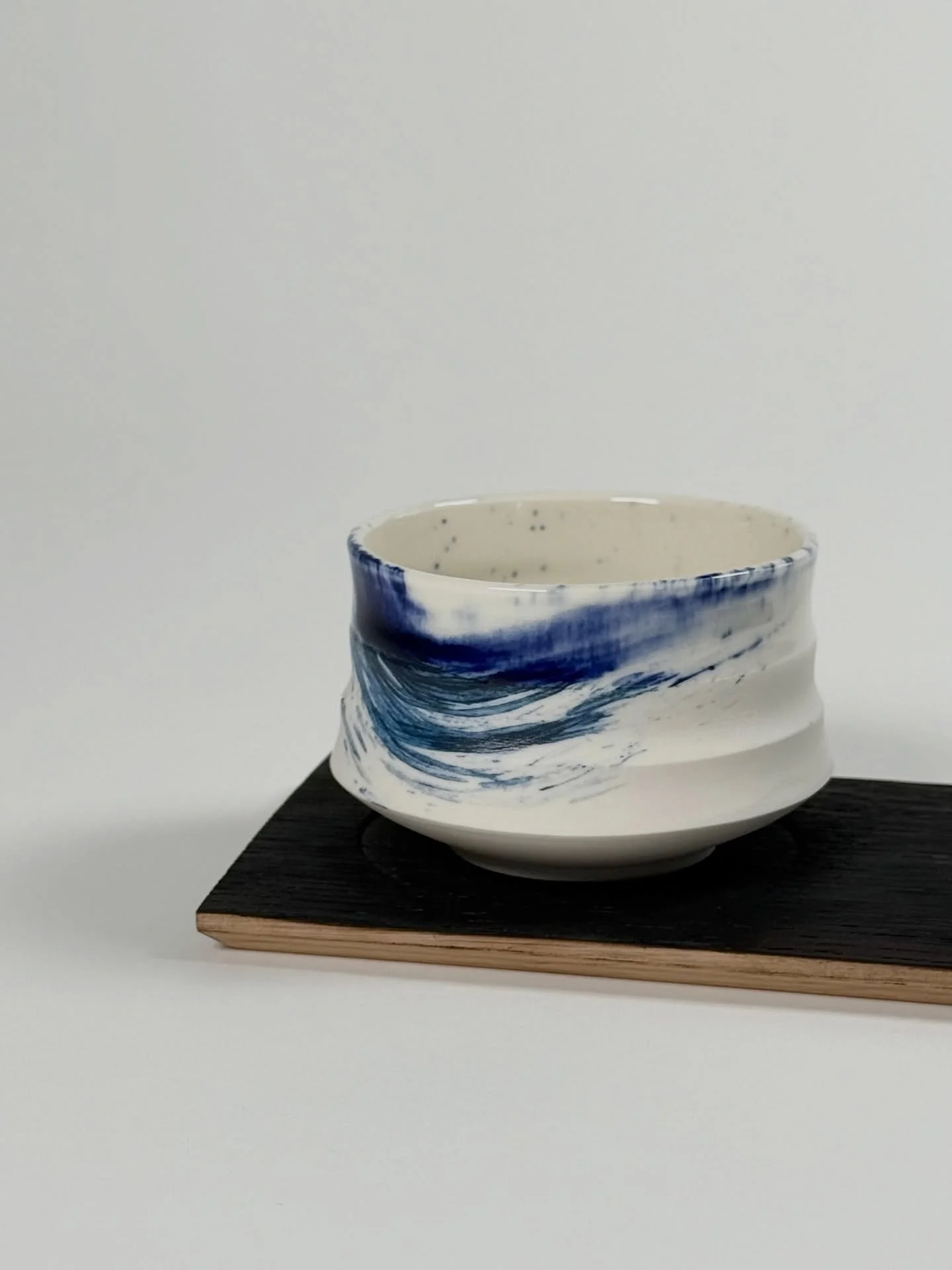 A few impressions from my latest attempts. At the moment I enjoy experimenting with porcelain and brushstrokes.
What do you think?
.
.
.

#luxuryliving #crafteddesign #coffeetable #designlovers #timelessobjects