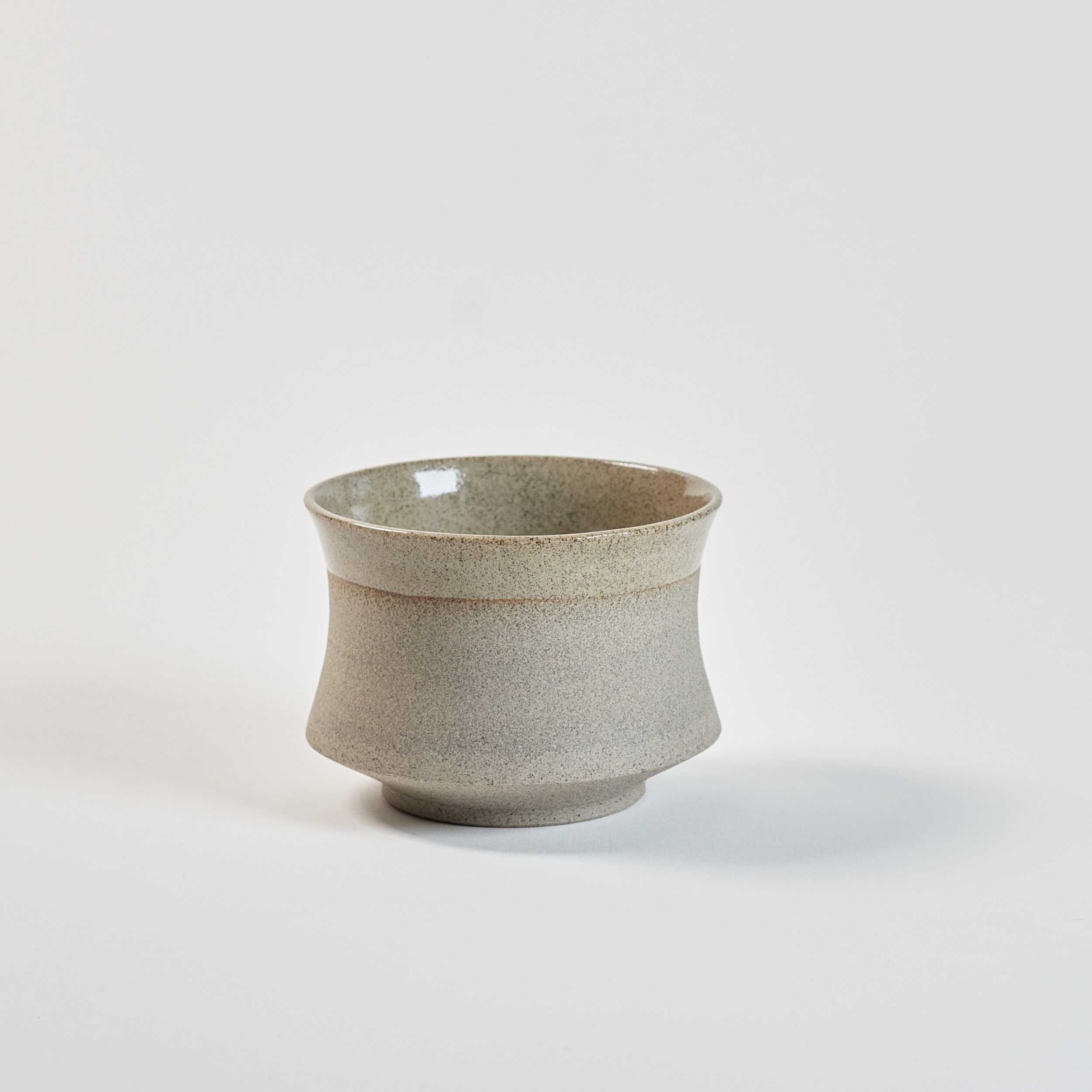 Becher "konkav" klein - grau, transparent