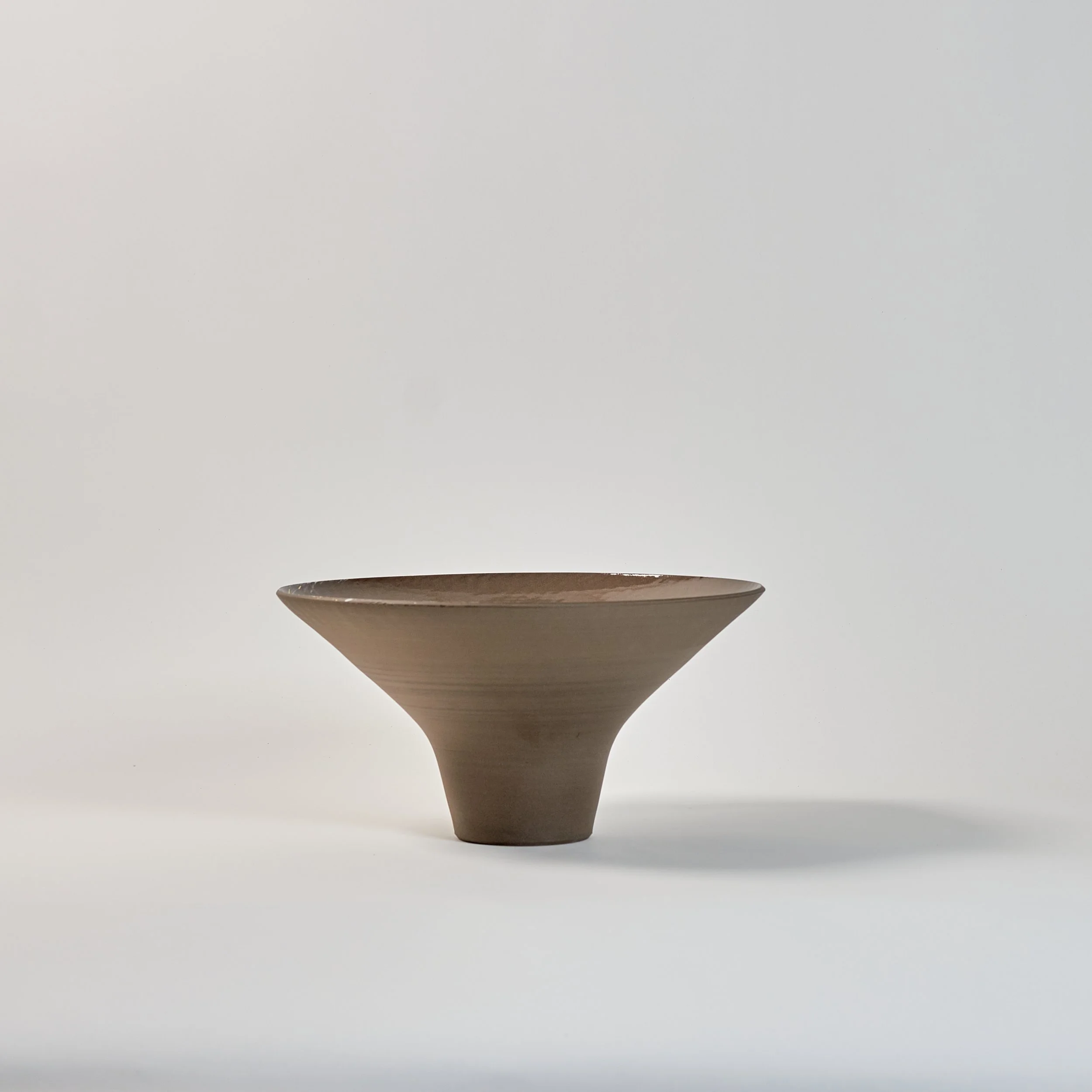 Schale AURUM No. 02 -  anthrazitfarbenes Steinzeug, Schlicker, Gold; transparente Glasur