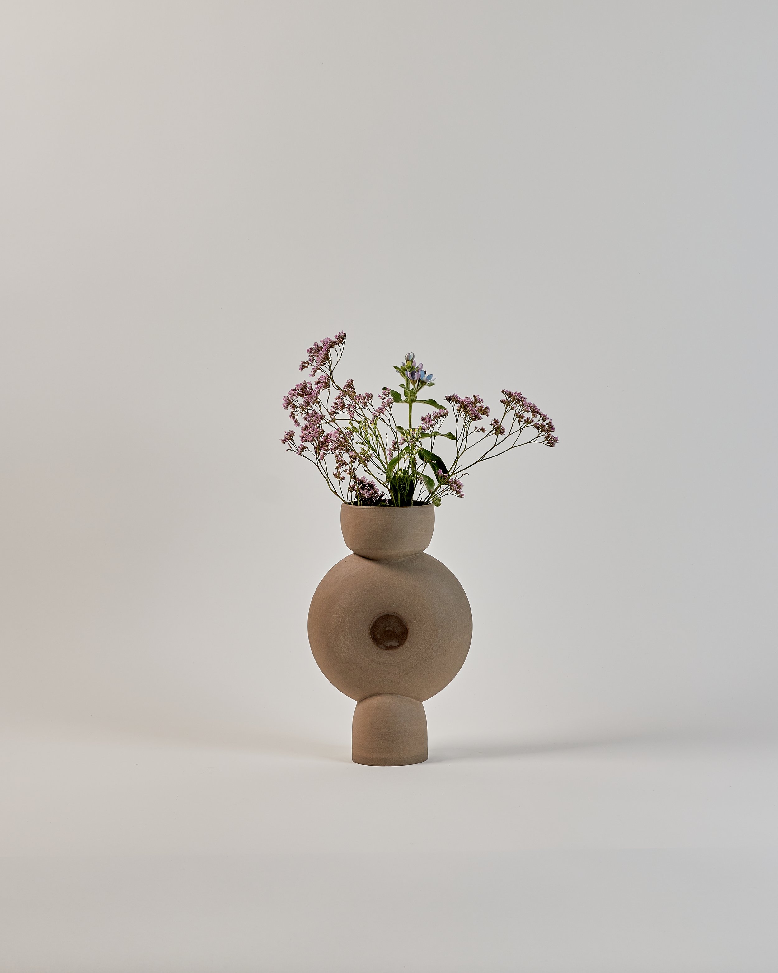 Aurum No. 03 - anthrazitfarbenes Steinzeug Skulptur/Vase, transparente Glasur