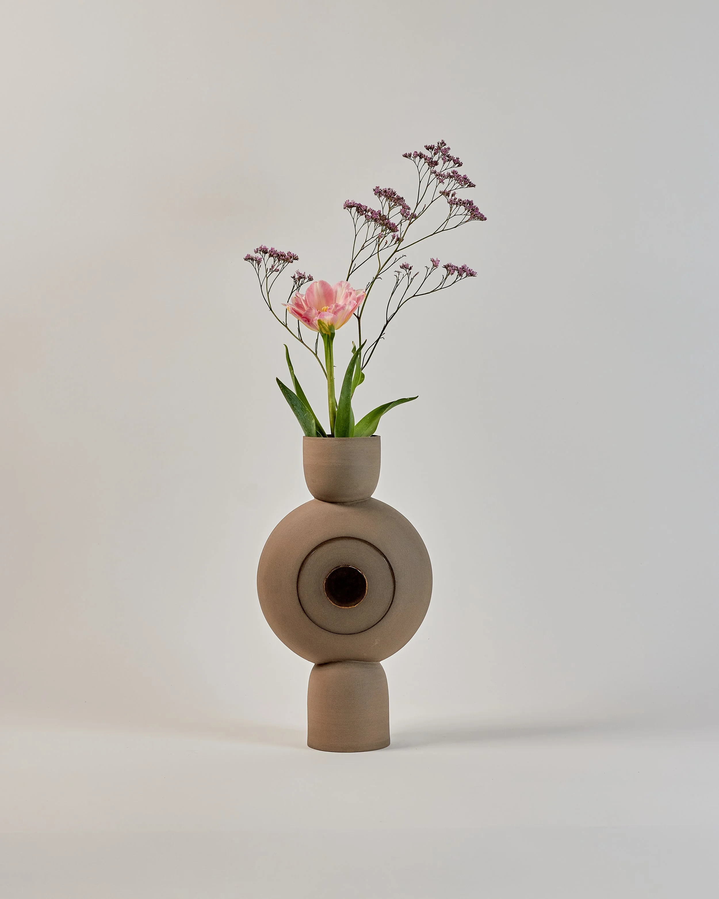 Aurum No. 02 - anthrazitfarbenes Steinzeug Skulptur/Vase, transparente Glasur, Gold