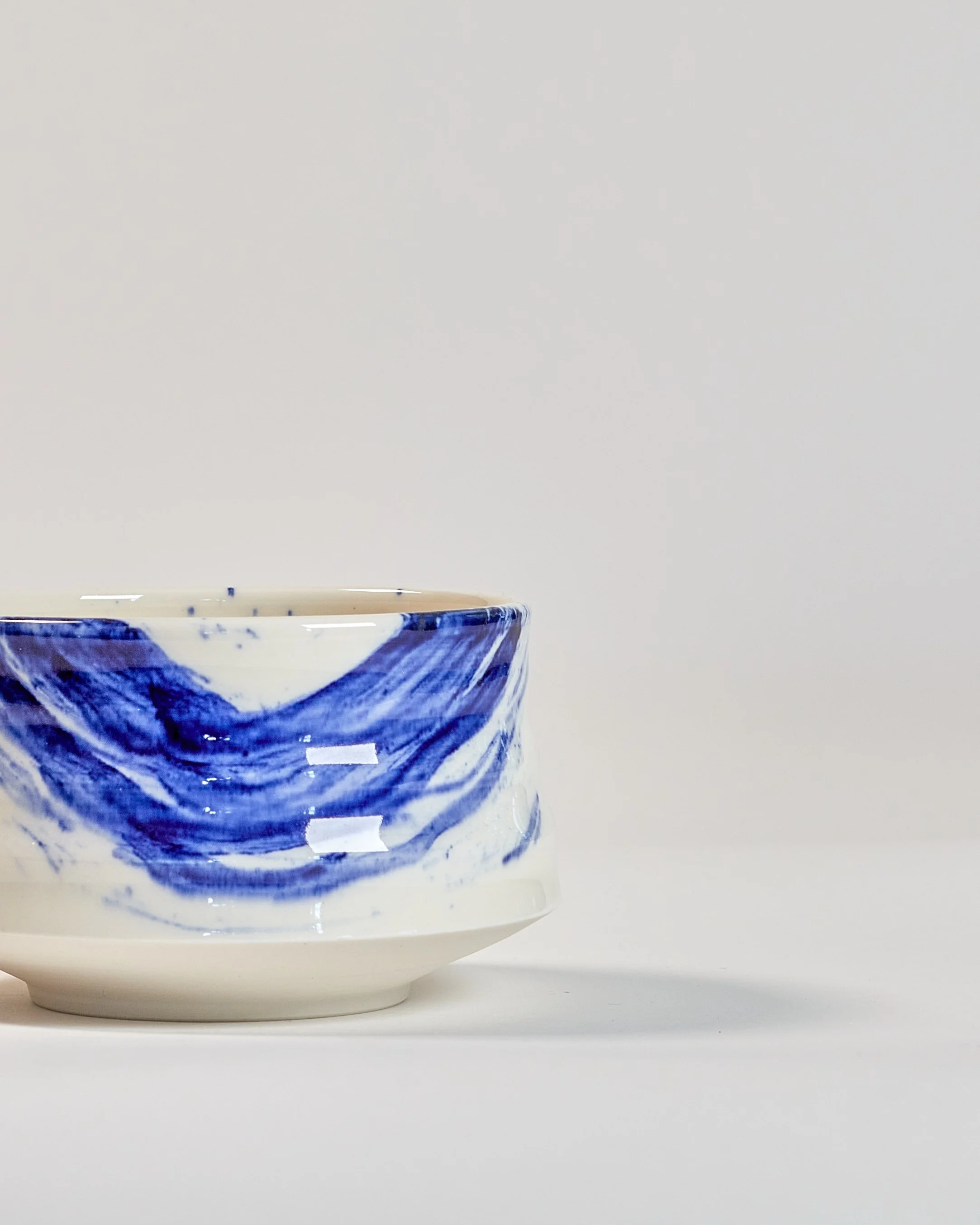Porzellanbecher mit blauer Bemalung und Drehrillen