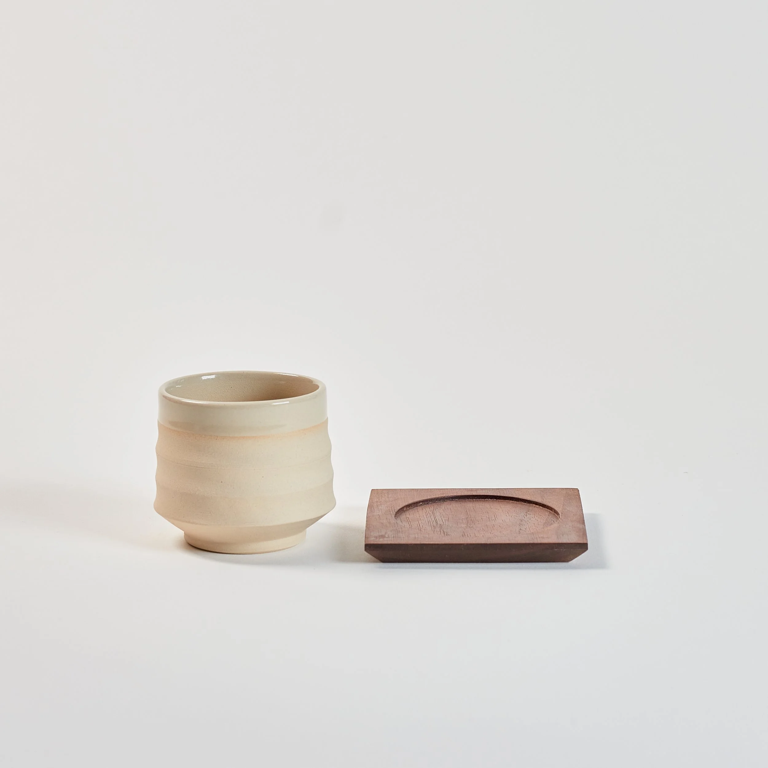 Nussholz-Untersetzer quadratisch mit Vertiefung, "Espresso"