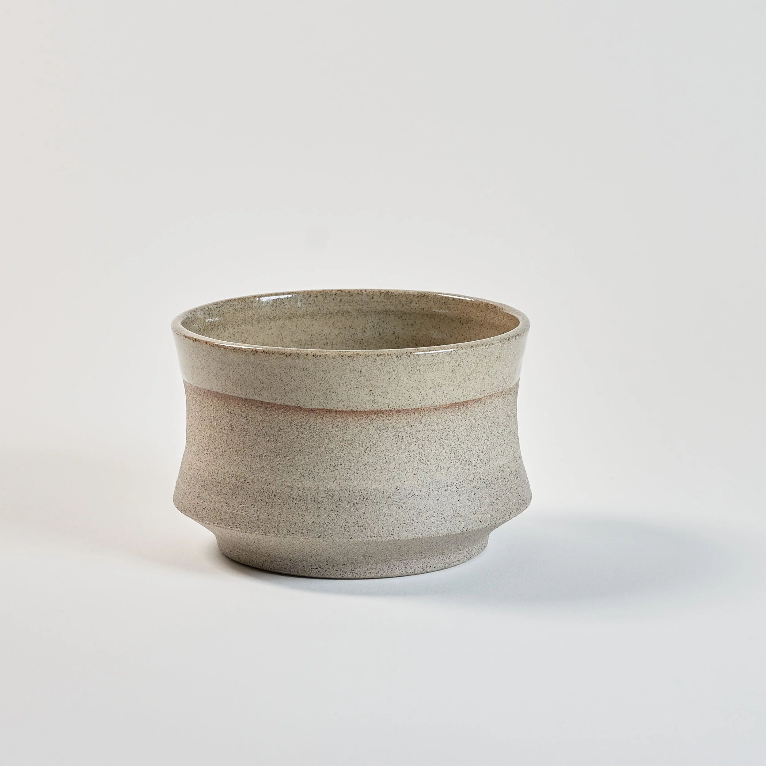 Becher "konkav" groß - graues Steinzeug, transparente Glasur